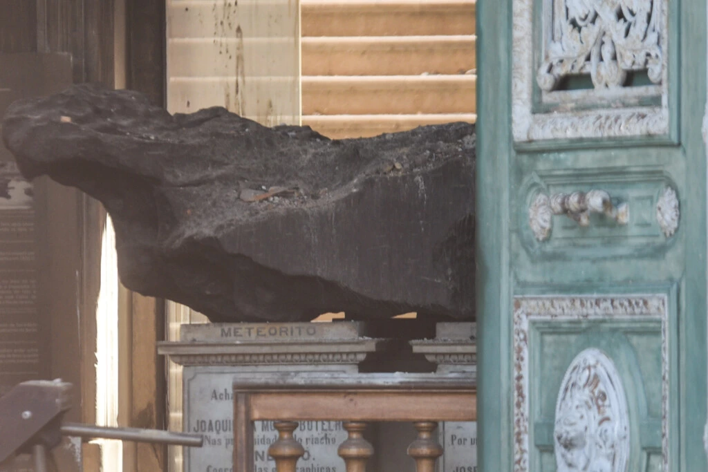 Meteorito de Bendegó encontrado em 1784, foi um dos poucos artefatos que sobreviveu às chamas.