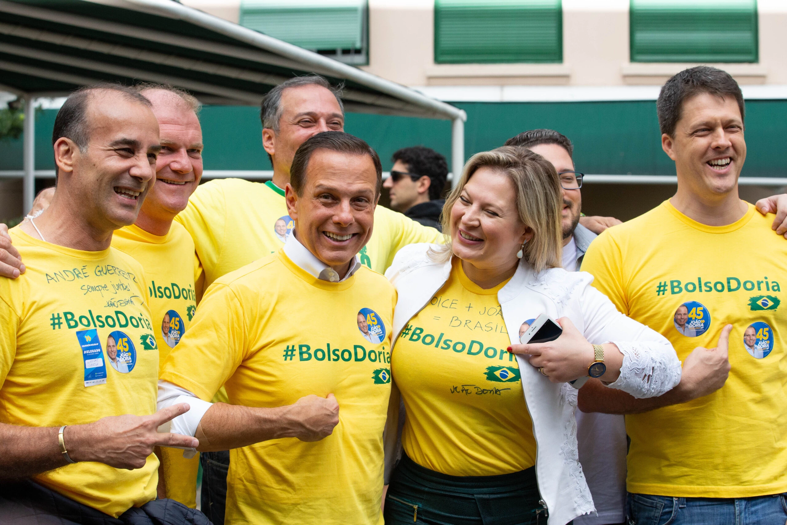 O candidato ao governo de São Paulo João Doria Jr (PSDB) indo votar no segundo turno das eleições de 2018.