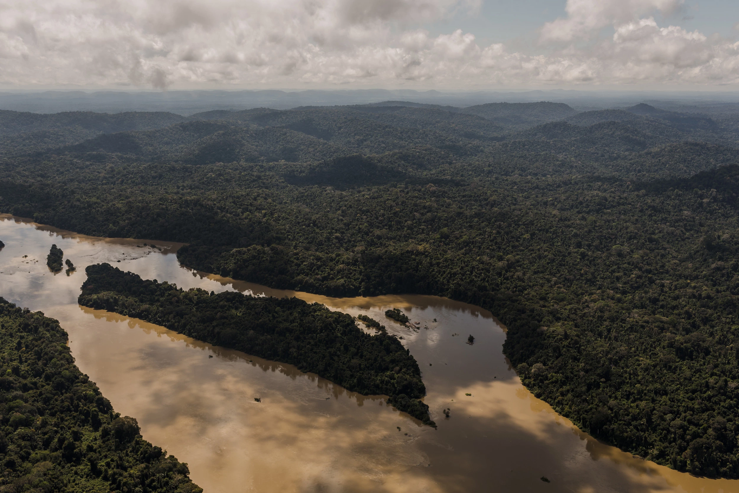 ITAITUBA, PA, 03.06.2017: GARIMPO-FISCALIZAÇÃO - Equipe de elite do Ibama faz operação contra garimpo ilegal no rio Jamanxim, na floresta nacional Itaituba II, em Itaituba (PA). (Foto: Avener Prado/Folhapress)