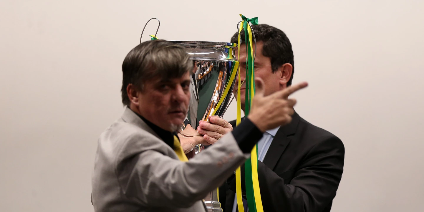 Deputado Boca Aberta (PROS-PR) entrega troféu ao ministro Sergio Moro durante depoimento na Câmara.