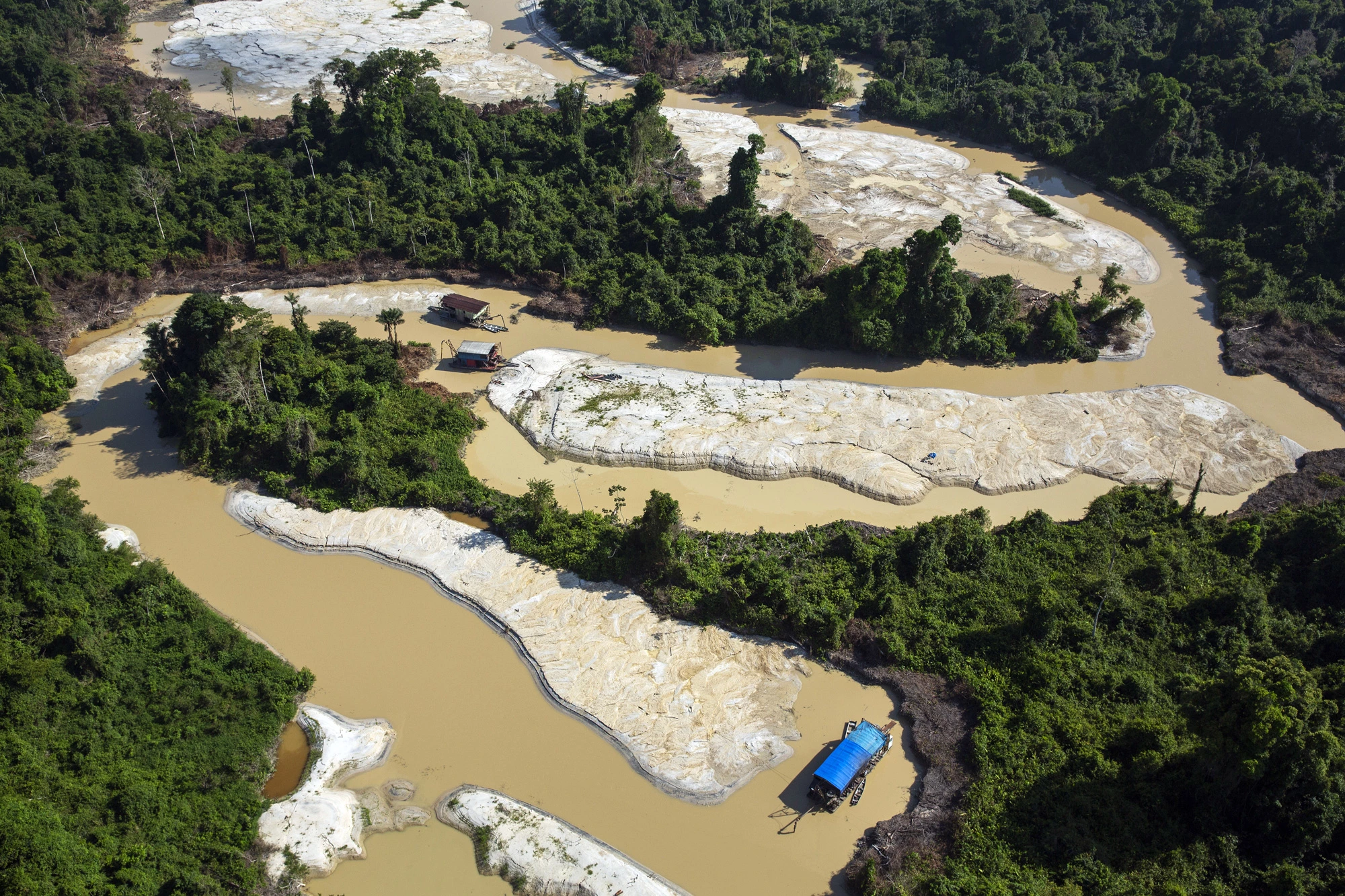 ITAITUBA, PA, 19.08.2018 - Balsas do tipo "chupão" garimpam no garimpo de ouro no rio Rato, afluente do Tapajós (PA); exploração provoca erosão e deixa rio leitoso, sem habitat para peixes. (Foto: Lalo de Almeida/Folhapress)