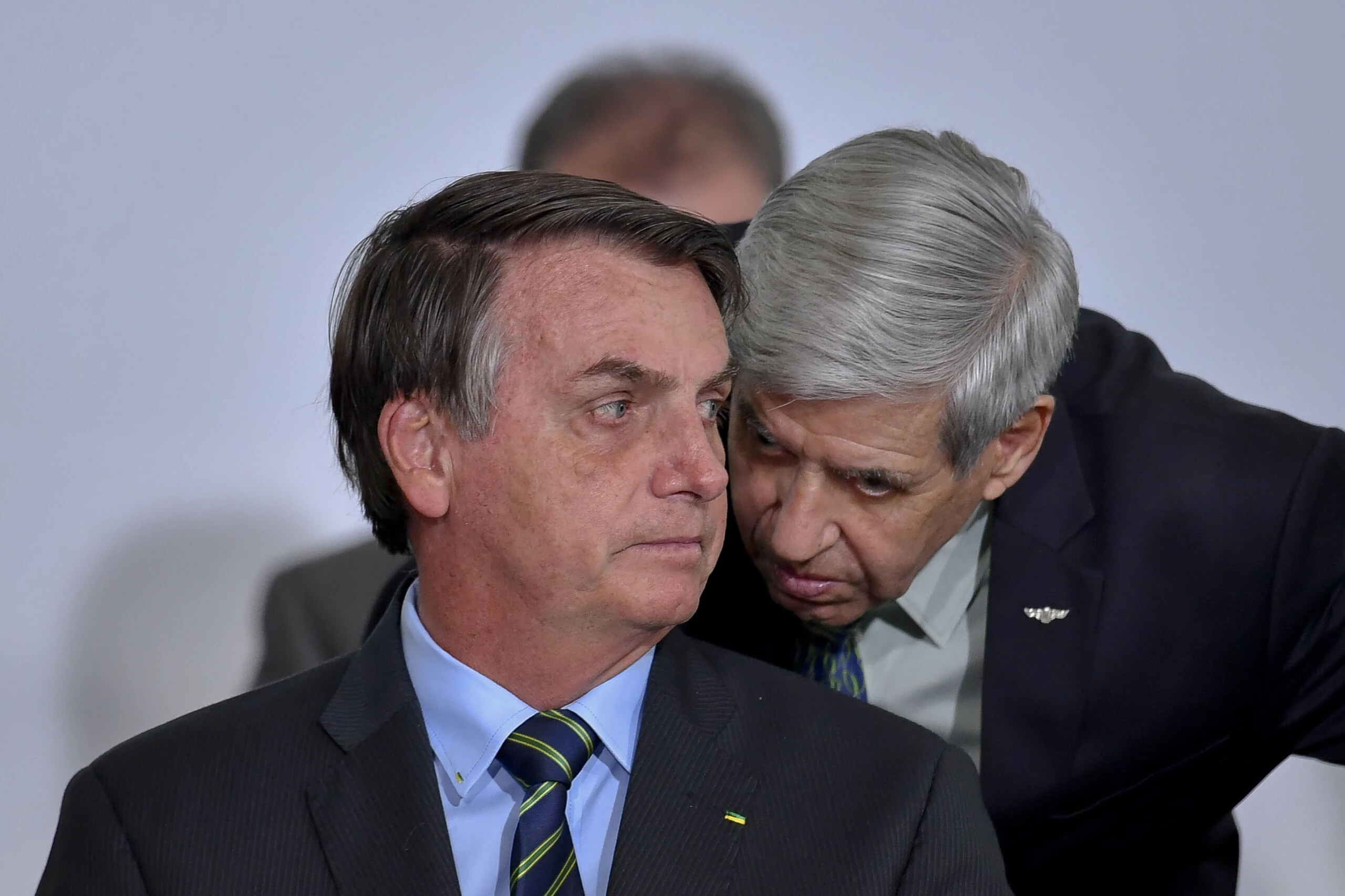 O presidente Jair Bolsonaro conversa com Augusto Heleno, ministro do GSI.