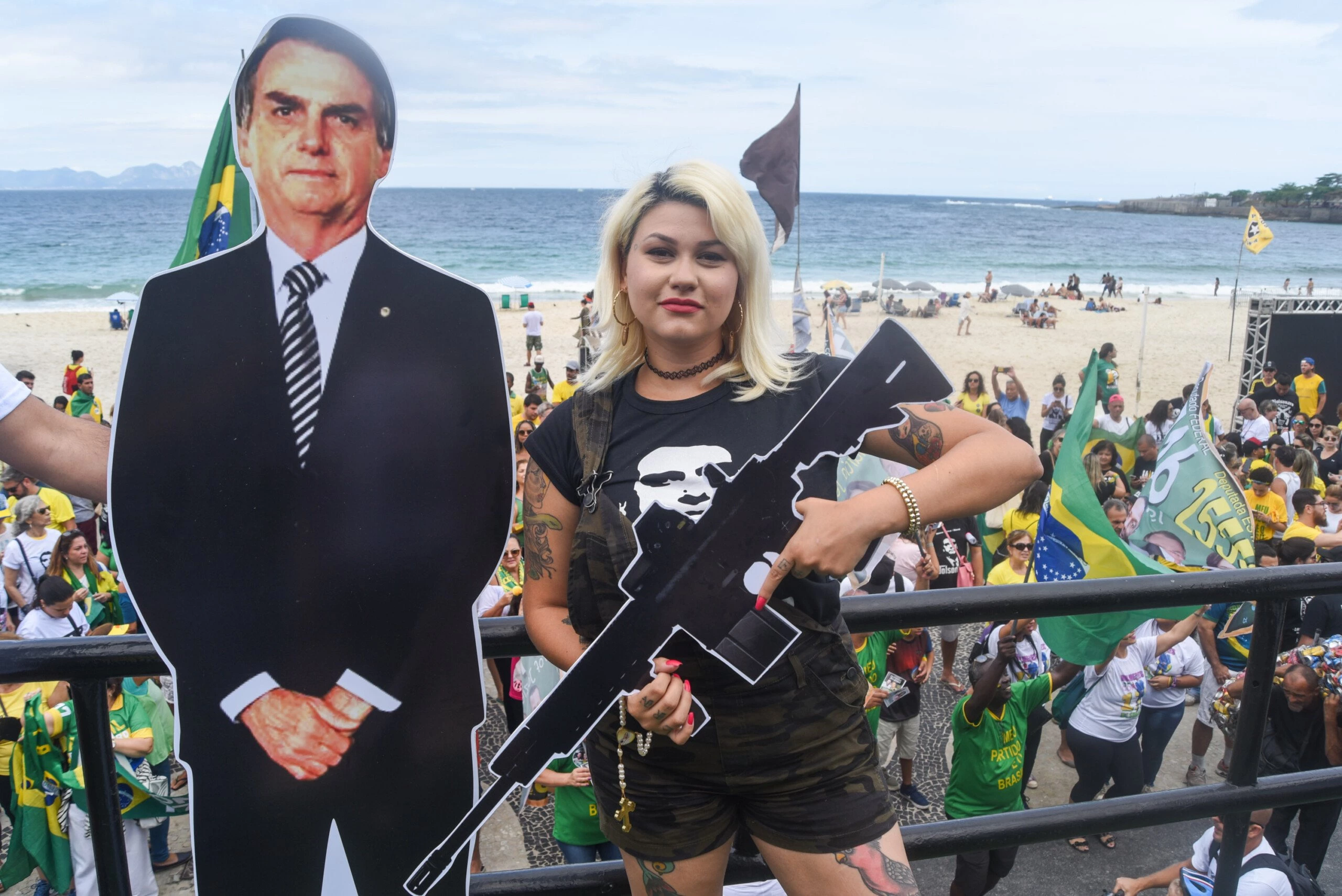 Sarah Winter, ex ativista e ex feminista,participa de um ato a favor do candidato a presidente do Brasil, Jair Bolsonaro, em 29 de setembro de 2018, na praia de Copacabana, na zona sul do Rio de Janeiro.