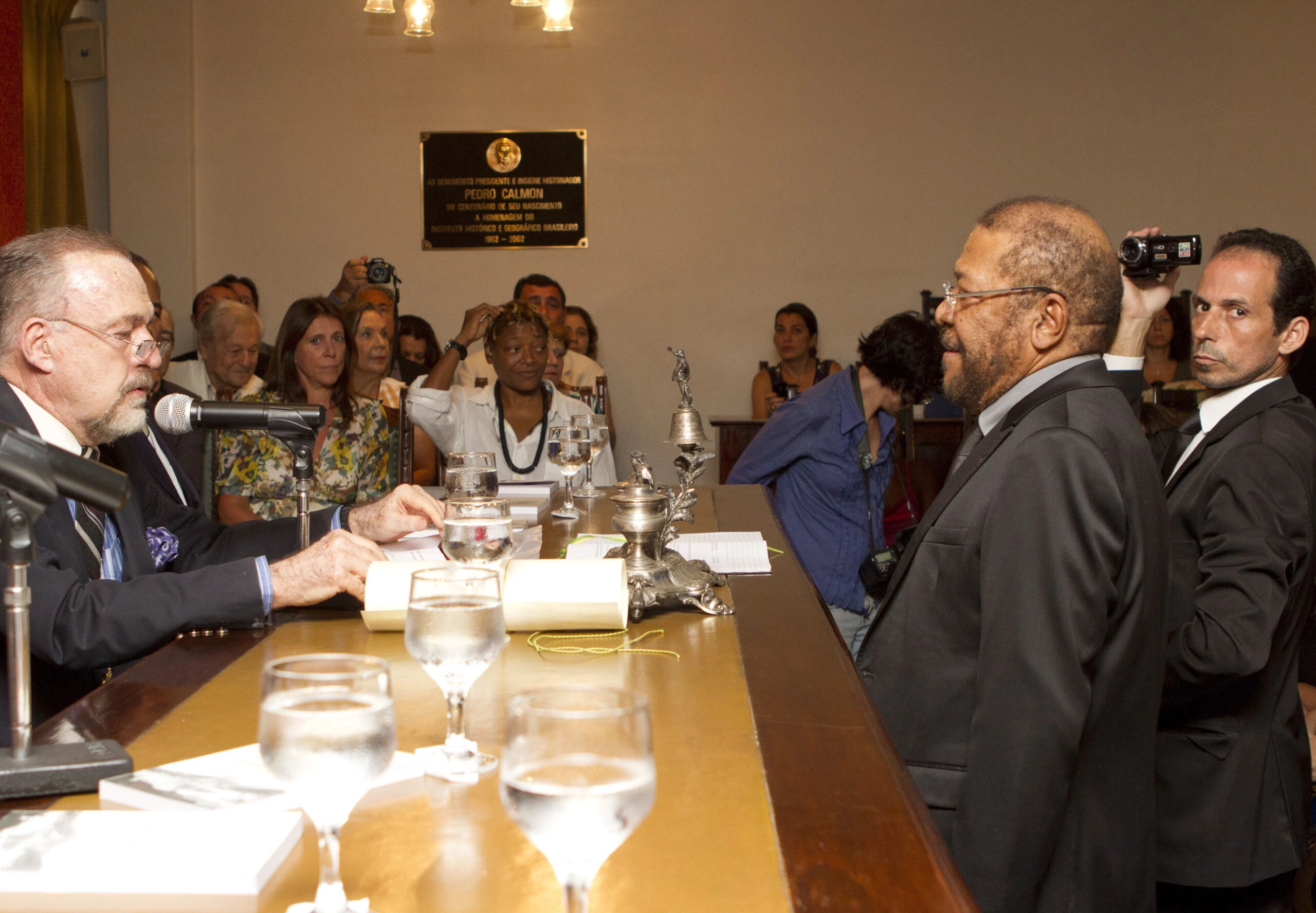 Martinho recebe o diploma de acadêmico Academia Carioca de Letras.