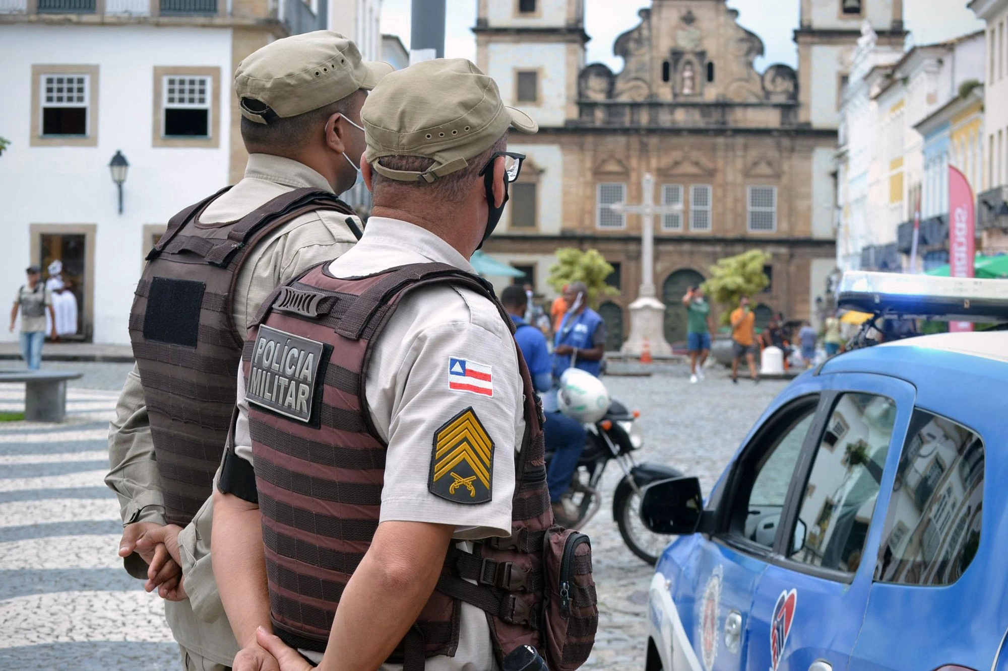 SALVADOR,BA,17.08.2021:SSP-IRÁ-TESTAR-CÂMERAS-CORPORAIS-POLICIAIS - Policiais militares vistos em Salvador (BA), nesta terça-feira (17). Assim como já vem sendo usada em outros estados a exemplo de São Paulo, a Secretaria de Segurança Pública vai testar câmeras corporais em policiais durante o trabalho em Salvador. (Foto: Romildo de Jesus/Futura Press/Folhapress)