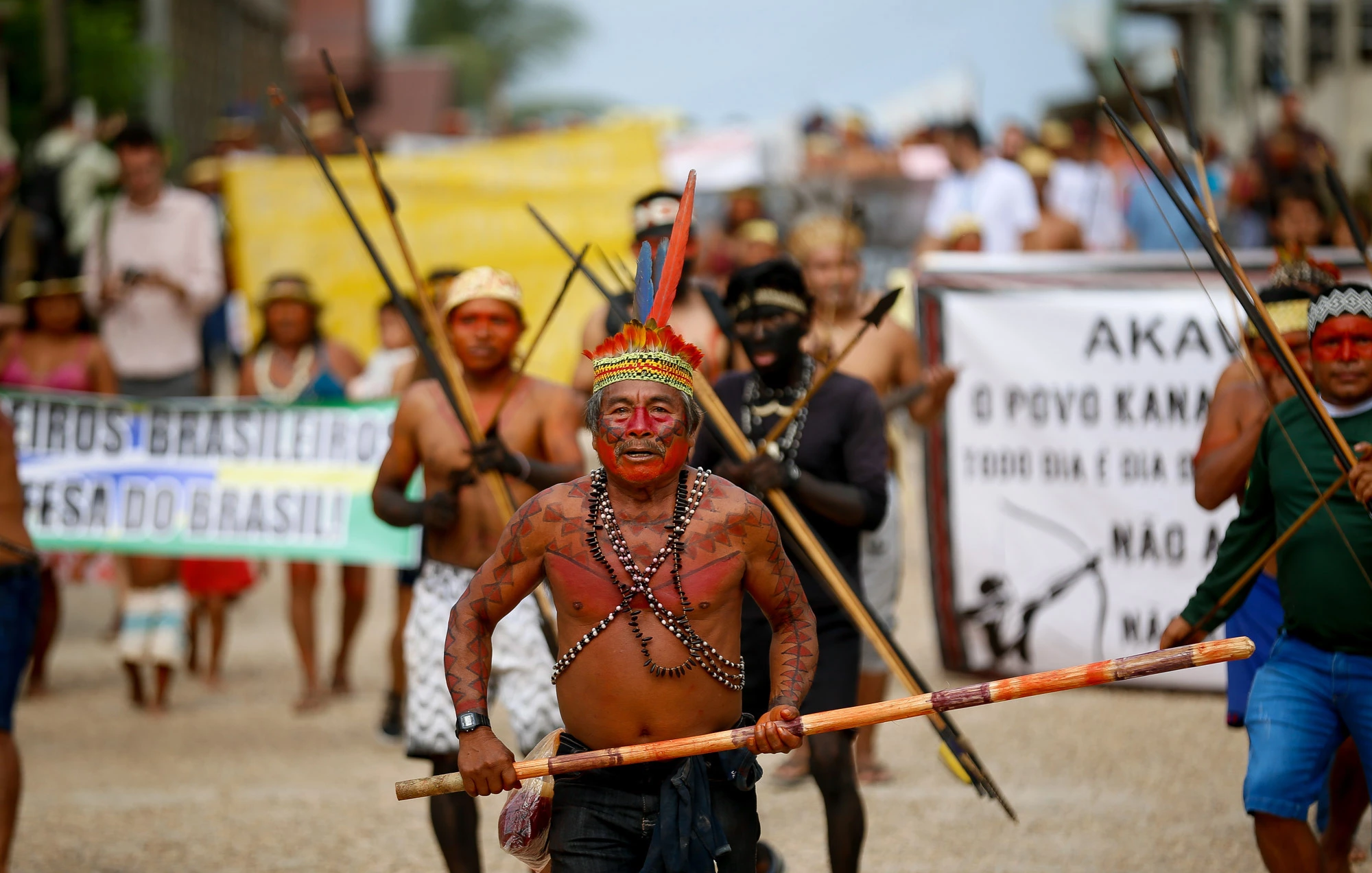 Indígenas fazem protesto em defesa de suas etnias e seus territórios e em homenagem ao indigenista Bruno Pereira e o jornalista britânico Dom Phillips, que estão desaparecidos há cerca de uma semana. As buscas pelos dois homens acontecem na região do Vale do Javari, no estado do Amazonas, com participação das forças militares, como Exército e Marinha, Polícia Federal, Polícia Militar, bombeiros e Defesa Civil, além da Funai e organizações indígenas.