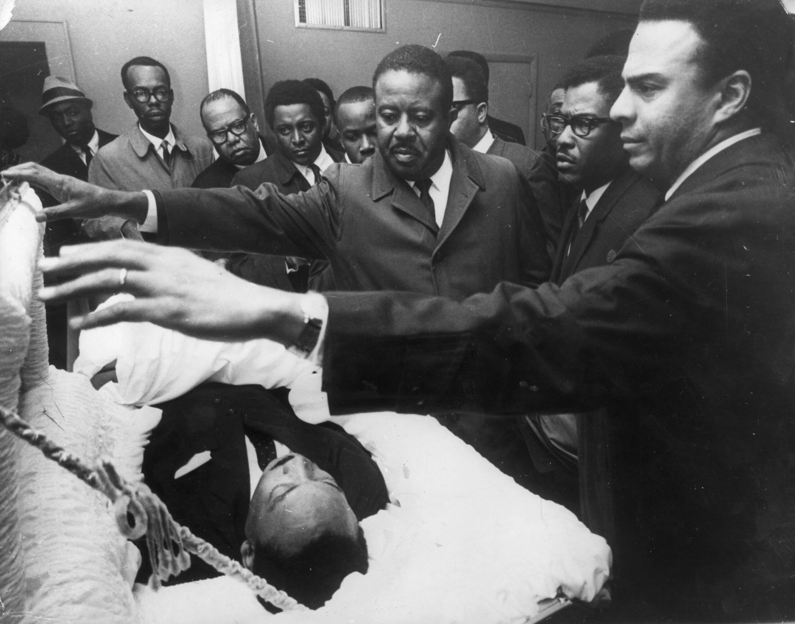 American civil rights leader Dr Martin Luther King Jr. (1929 - 1968) lying in state in Memphis, Tennessee, as his colleagues pay their respects to him (right to left); Andrew Young, Bernard Lee and Reverend Ralph Abernathy (1926 - 1990).  (Photo by Keystone/Getty Images)