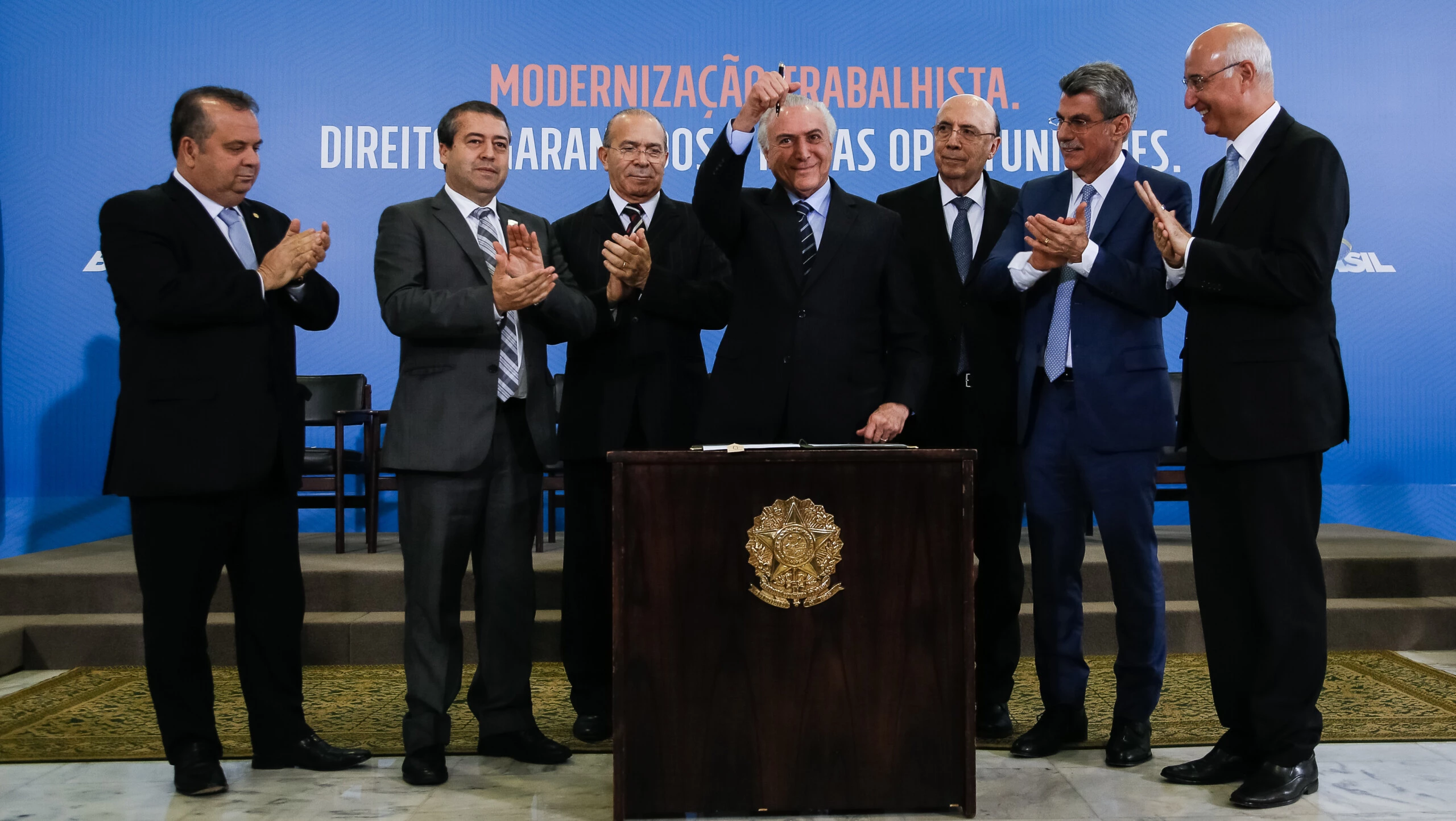 (Brasília - DF, 13/07/2017) Cerimônia de Sanção da Lei de Modernização Trabalhista. O Presidente da República, Michel Temer, sanciona a Lei.Foto: Beto Barata/PR