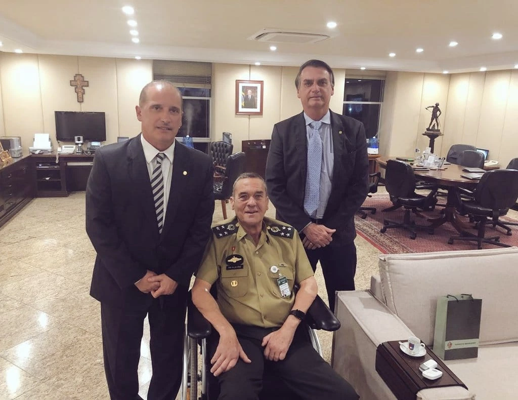 No início de junho, o general Villas Bôas, comandante do Exército, recebeu uma visita dos deputados federais Jair Bolsonaro (PSL-RJ) e Onyx Lorenzoni (DEM-RS).