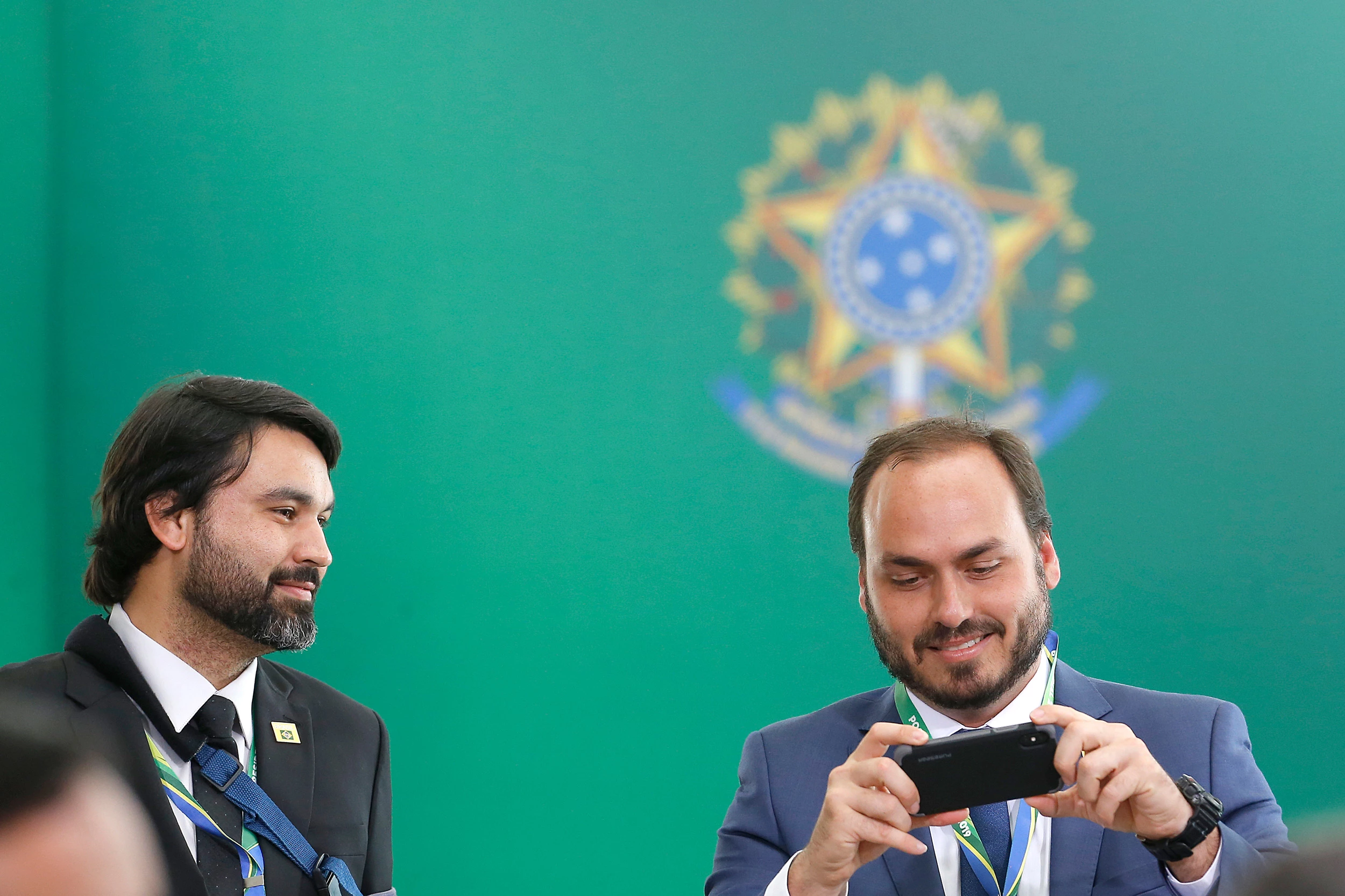 Brasil, Brasília, DF, 01/01/2019. Leonardo Rodrigues de Jesus (e), o Leo Índio, sobrinho do presidente Jair Messias Bolsonaro, acompanhado do vereador Carlos Bolsonaro (PSC), filho do presidente, durante a cerimônia de posse no Palácio do Planalto. - Crédito:DIDA SAMPAIO/ESTADÃO CONTEÚDO/AE/Código imagem:223017