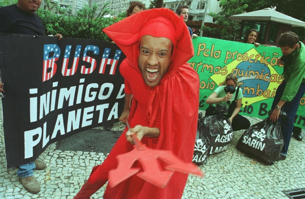 Manifestação contra o pedido de demissão do embaixador brasileiro José Maurício Bustani da direção da Organização para Proscrição das Armas Químicas  (OPAQ), na frente da embaixada dos EUA no Rio de Janeiro (RJ). (Rio de Janeiro, RJ, 22.03.2002. Foto de Alexandre Campbell/Folhapress. Digital)