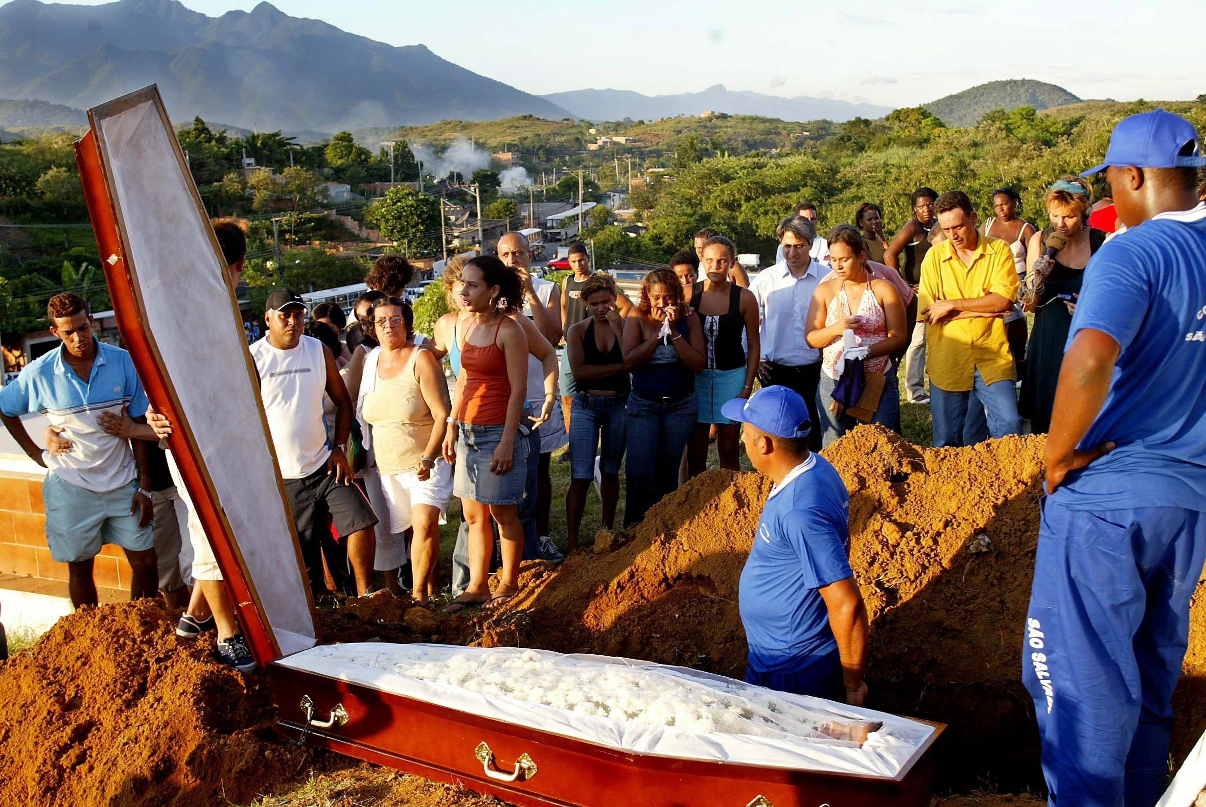 Enterro de vítimas da chacina na Baixada Fluminense com 30 mortos, no cemitério de Austin, em Nova Iguaçu, no Rio de Janeiro. Após matarem 18 pessoas em Nova Iguaçu, o grupo seguiu para a cidade vizinha de Queimados e fez 11 ataques em cerca de uma hora. A Secretaria de Segurança Pública do Rio de Janeiro, calcula que os mortos podem passar dos 30, com pelo menos 3 crianças. (Rio de Janeiro (RJ), 01.04.2005. Foto de Ana Carolina Fernandes/Folhapress)