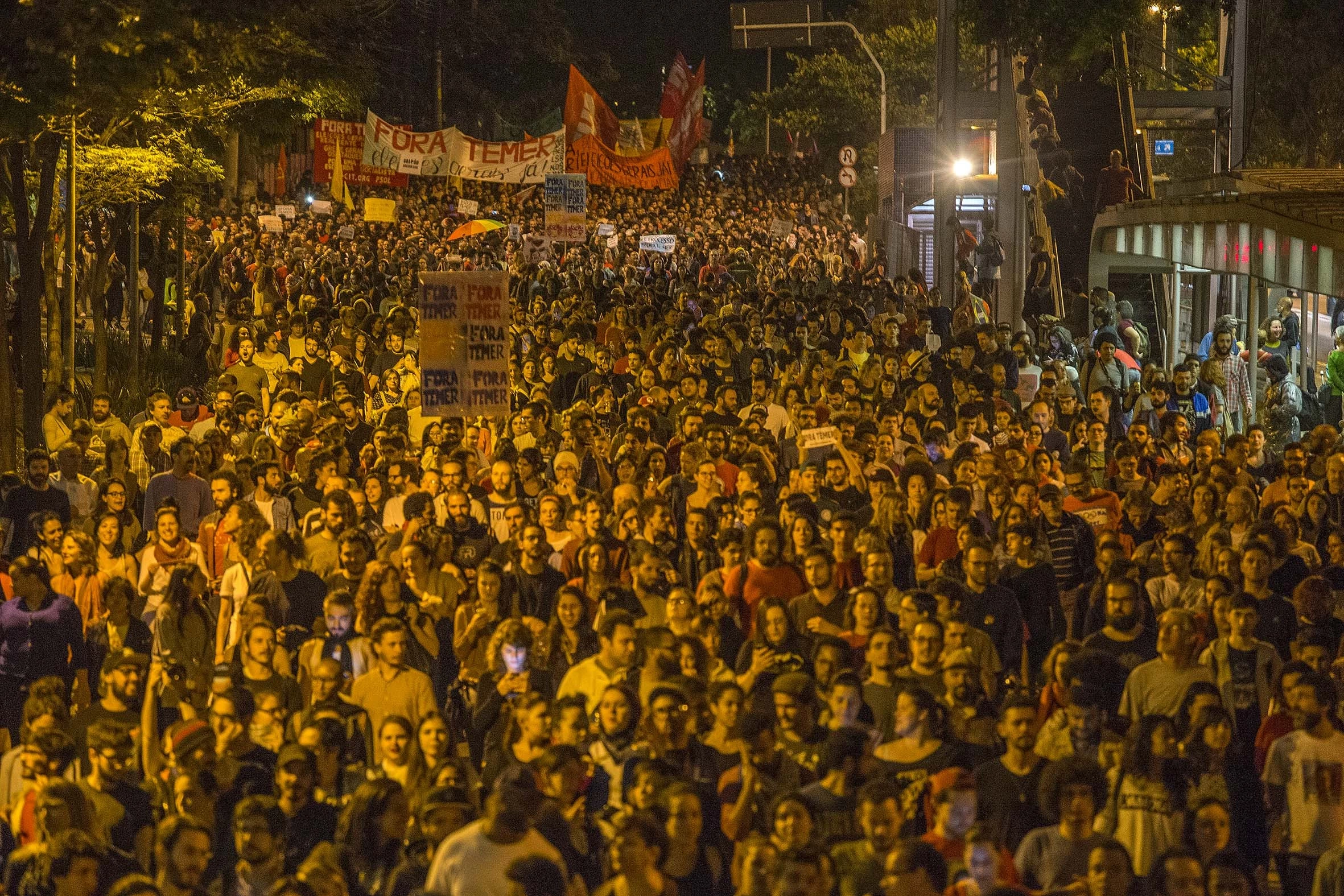 SÃO PAULO, SP, 04.09.2016: PROTESTOS-TEMER - Manifestantes fazem ato em repúdio ao presidente Michel Temer, na avenida Paulista no centro de São Paulo, na noite deste domingo (4). (Foto: Marlene Bergamo/Folhapress)