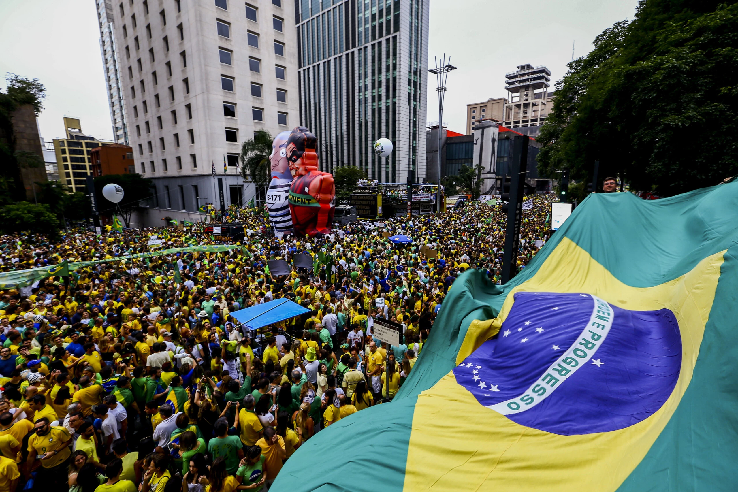 SÃO PAULO, SP, BRASIL, 13.03.2016 -  Manifestantes contrários ao governo de Dilma Rousseff (PT) pedem o seu impeachment e o fim da corrupção, neste domingo (13), na av. Paulista, em São Paulo (SP). O protesto contra a presidente Dilma Rousseff em São Paulo neste domingo (13) é o maior ato político já registrado na cidade, superando inclusive a principal manifestação pelas Diretas Já, em 1984.(Foto: Adriano Vizoni/Folhapress)