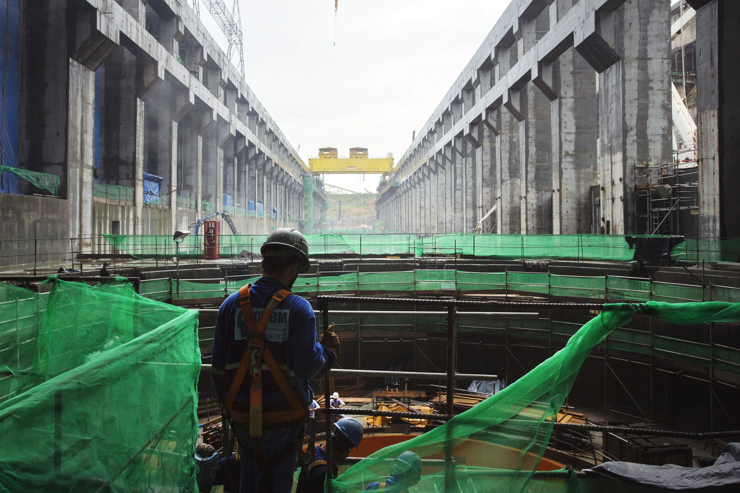 Operários trabalham na construção da casa de força principal da hidrelétrica de Belo Monte no rio Xingu em Altamira (PA).