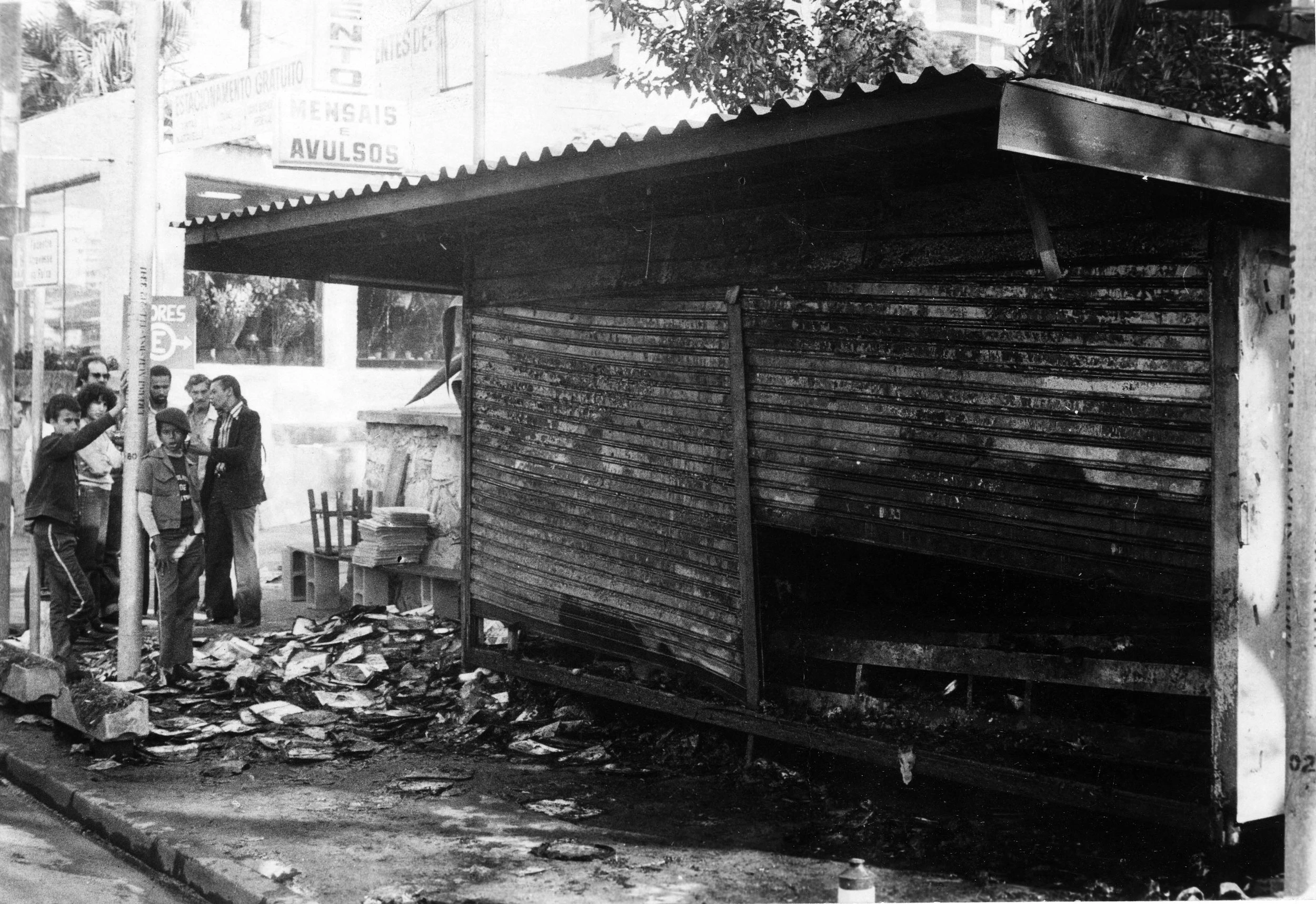 Banca de jornal da rua Joaquim Floriano destruída por um incêndio na madrugada. A banca foi alvo de um atentado a bomba menos de um mês após sua arrendatária, Maria Teresa de Paula Lou, ter recebido um panfleto apócrifo com ameaças por vender publicações da imprensa "alternativa" e "comunista". No contexto de abertura política, atentados foram realizados por todo país por radicais.