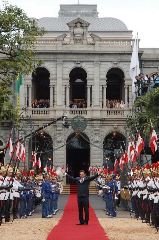 Foto: Eugênio Sávio/Imprensa MGBELO HORIZONTE (01/01/07) – O dobrar dos sinos ouvidos durante a solenidade de hoje em comemoração à posse do governador Aécio Neves, na Praça da Liberdade, foram gravados na Catedral de Nossa Senhora do Pilar, em São João del-Rei. A gravação dos sinos foi executada simultaneamente ao trecho da música “Oh, Minas Gerais”, tocada por um trompetista da Banda de Música da Polícia Militar.