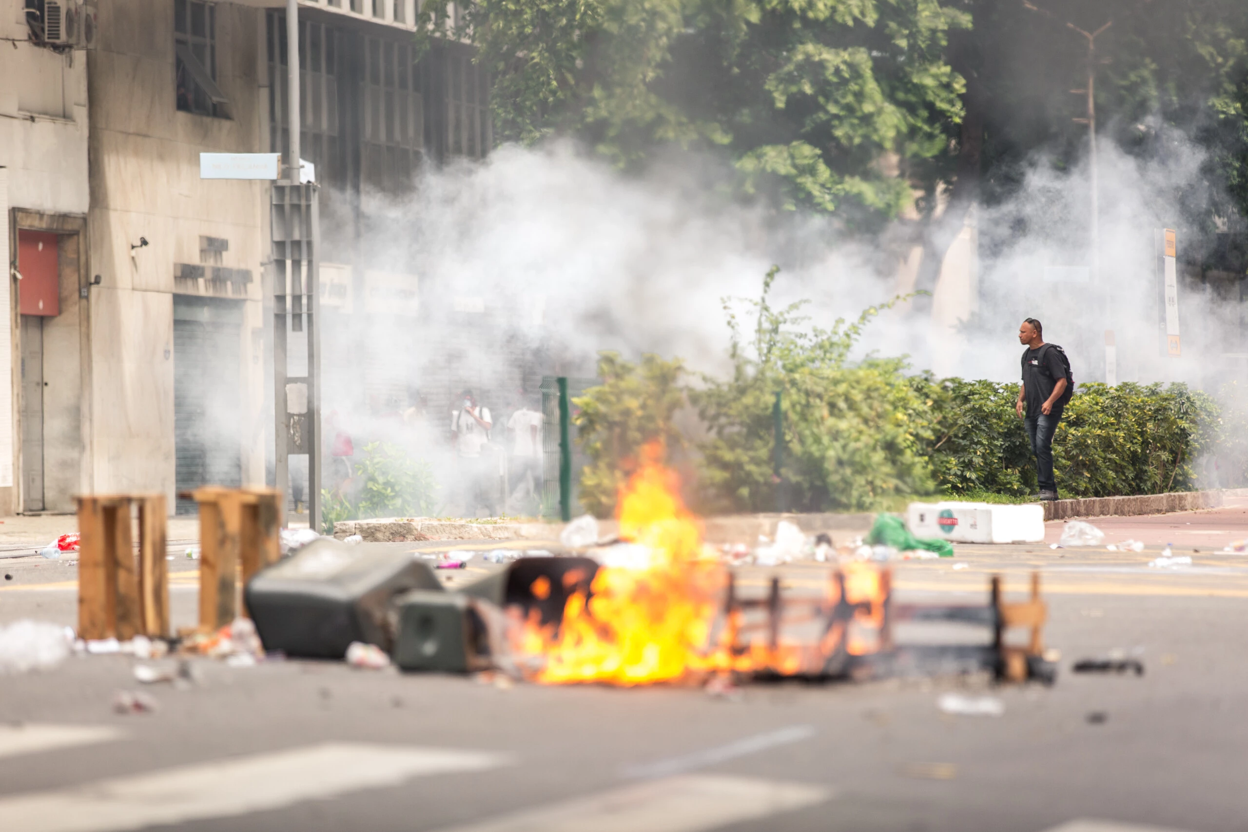 RIO DE JANEIRO, RJ , 01.02.2017: ASSEMBLEIA-RIO -  Confronto entre servidores e a Polícia Militar - Servidores estaduais realizam protesto contra as medidas do pacote de recuperação fiscal do Estado do Rio, em frente à Assembleia Legislativa do Rio de Janeiro (Alerj), na região central do Rio de Janeiro (RJ) nesta quarta-feira (1º).   (Foto: Ricardo Borges/Folhapress)