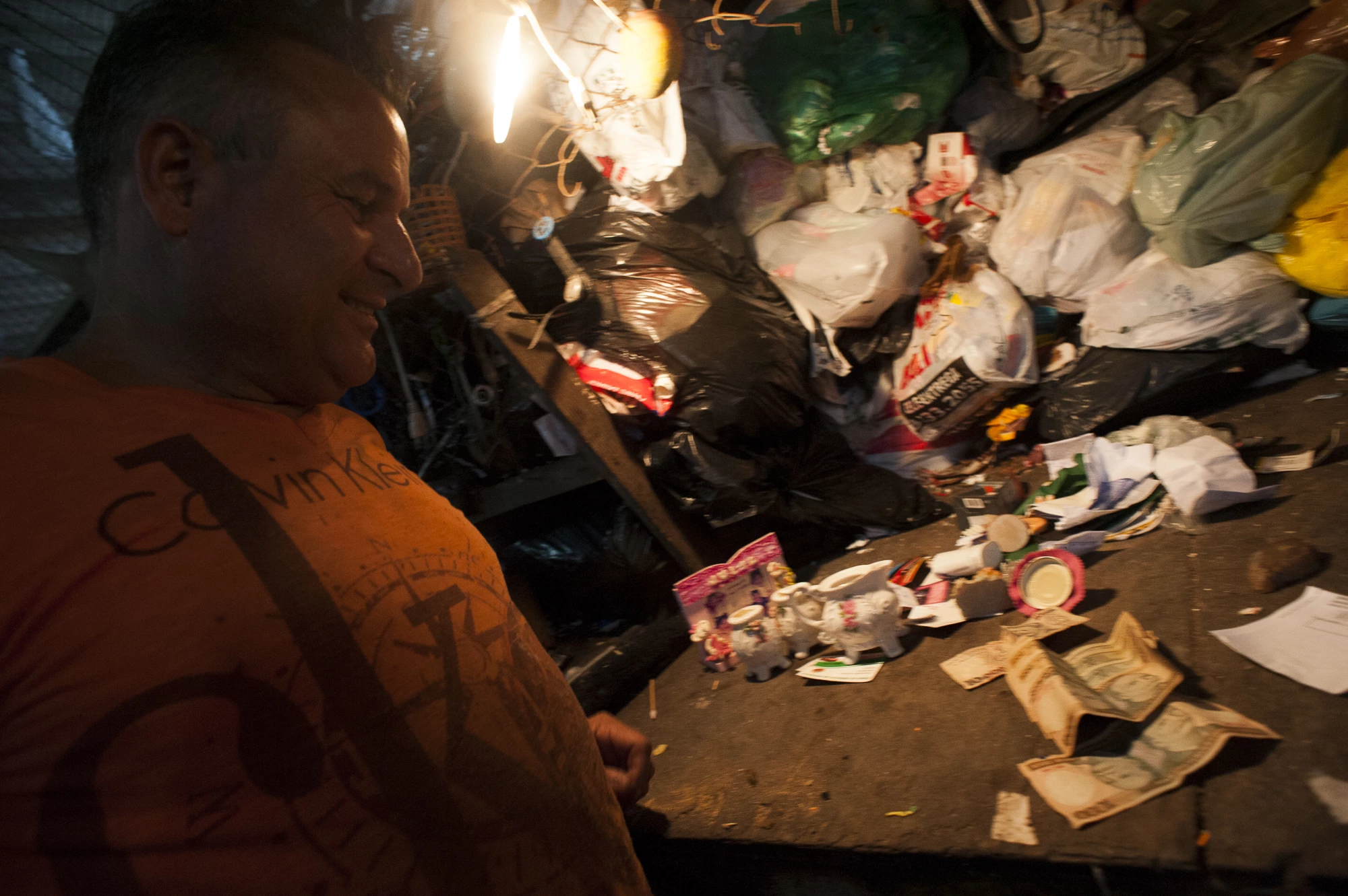 2018.01.22 - Porto Alegre/RS/Brasil: </p><br /><br /><br /> <p>Associação de Catadores da Ilha Grande dos Marinheiros, o primeiro galpão de reciclagem do Rio Grande do Sul, no bairro Arquipélago, região das ilhas da Capital.</p><br /><br /><br /> <p>Foto: Ramiro Furquim/outroangulo.com