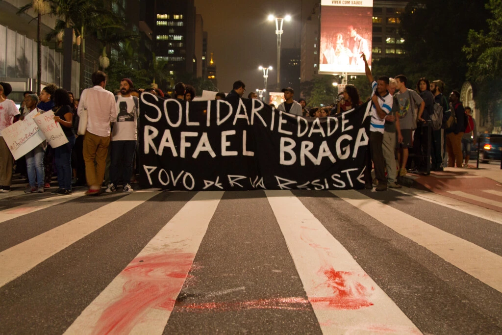 SÃO PAULO, SP, 24.04.2017: PROTESTO-SP - As Mães de Maio e diversos movimentos sociais, fazem vigília, nesta segunda-feira (24) na avenida Paulista, em São Paulo, indo até o prédio da Presidência da República, contra a condenação de Rafael Braga, condenado por tráfico e associação para o tráfico de drogas em uma sentença publicada no portal do TJRJ (Tribunal de Justiça do Estado do Rio de Janeiro. Rafael Braga Vieira, catador de material reciclável que foi preso em 2013 na cidade do Rio de Janeiro durante a onda de protestos em junho daquele ano. (Foto: Kevin David/A7 Press/Folhapress)