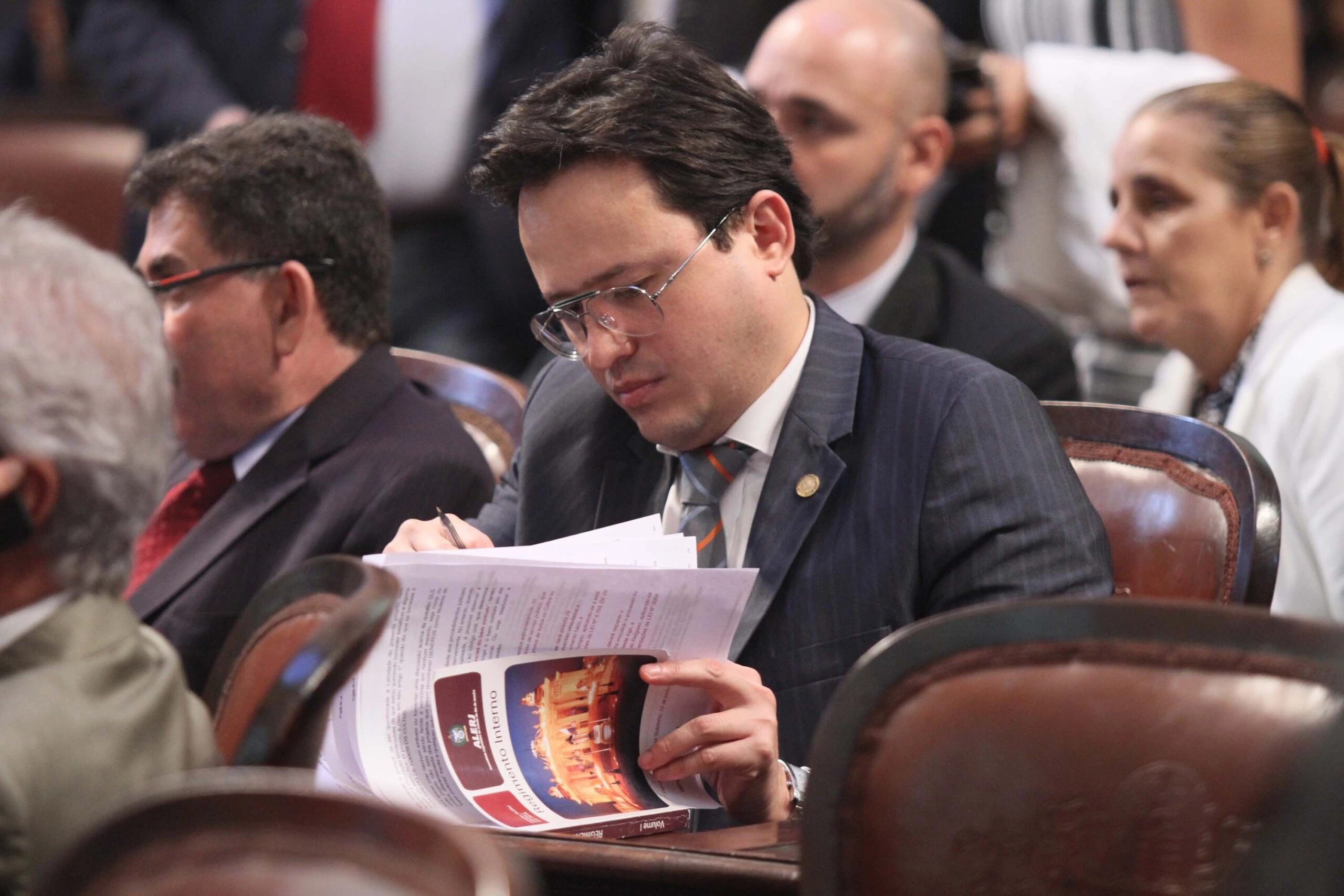 RIO DE JANEIRO,RJ,07.06.2017:VOTAÇÃO-PROJETO-PRIORIZA-TRAMITAÇÃO-PROCESSOS-IGREJAS-TEMPLOS-ALERJ - Deputado Fabio Silva (PMDB) durante sessão na Assembleia Legislativa do Rio de Janeiro (RJ), nesta quarta-feira (7), para votação de projeto que prioriza tramitação de processos com igrejas e templos. Ainda que aprovado, o projeto precisa passar por nova votação na Alerj antes de ir à sanção do governador Luiz Fernando Pezão (PMDB). . (Foto: jose lucena/Futura Press/Folhapress)