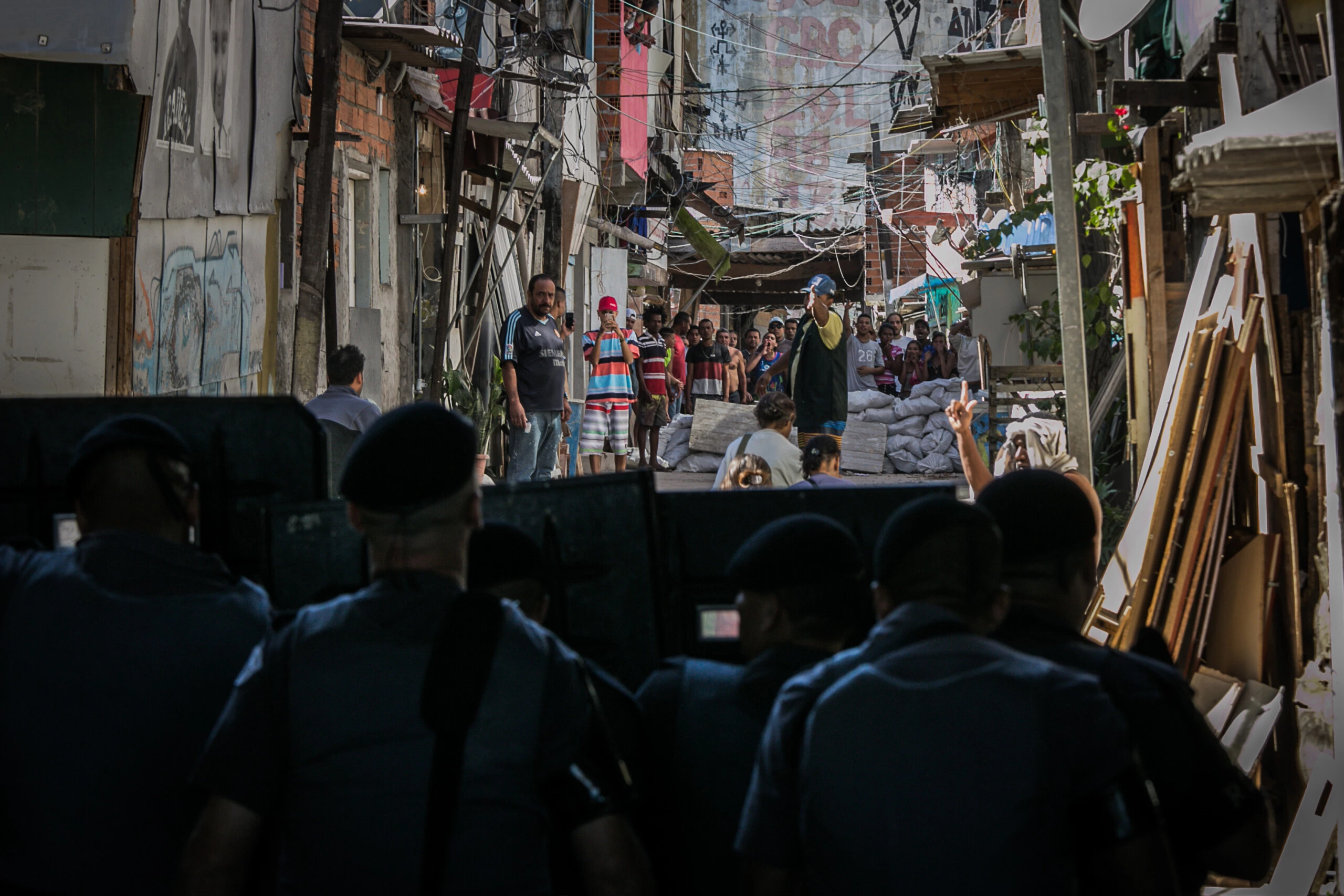 Moradores da favela do Moinho, no centro de São Paulo, entram em confronto com a polícia após suposta morte de morador por policiais, em junho de 2017.