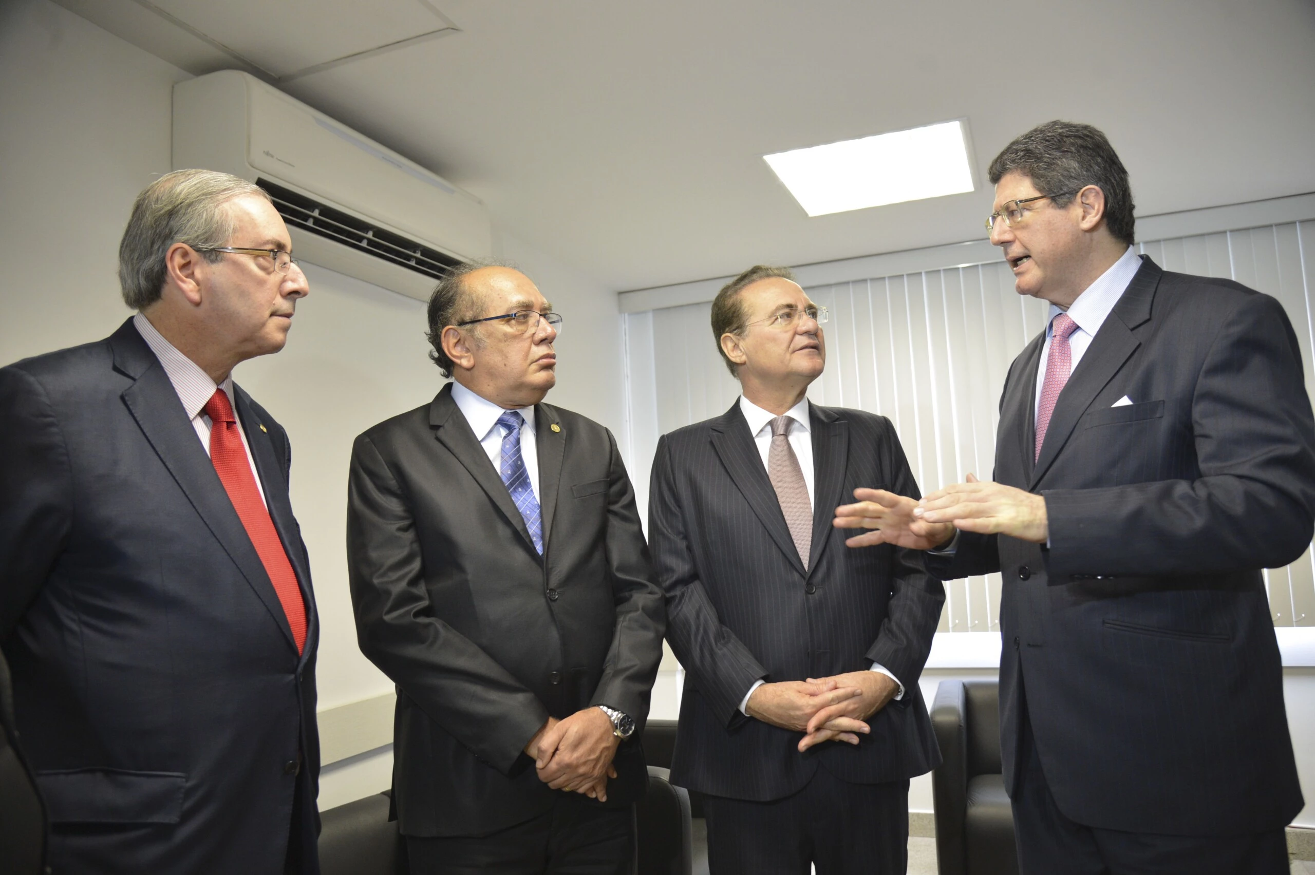 O presidente da Câmara, Eduardo Cunha, o ministro do STF, Gilmar Mendes, o presidente do Senado, Renan Calheiros e o ministro Joaquim Levy, durante o 1º Encontro Diálogos Estratégicos (Antonio Cruz/Agência Brasil)