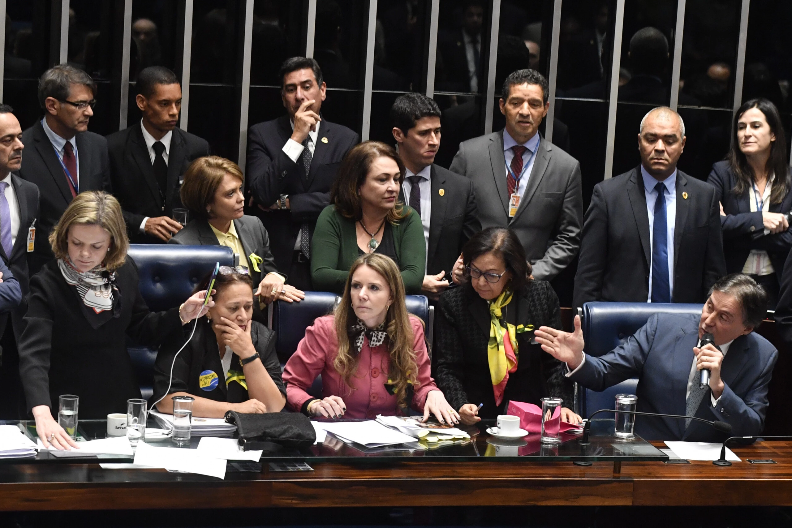 BRASÍLIA, DF - 11.07.2017: REFORMA-TRABALHISTA - Sessão para votar a reforma trabalhista no plenário do Senado Federal, sob o comando do presidente da Casa, Eunício Oliveira (PMDB-CE), em Brasília (DF). A sessão chegou a ser interrompida por mais de seis horas após senadoras ocuparem todos os lugares da Mesa Diretora. (Foto: Mateus Bonomi/AGIF/Folhapress)