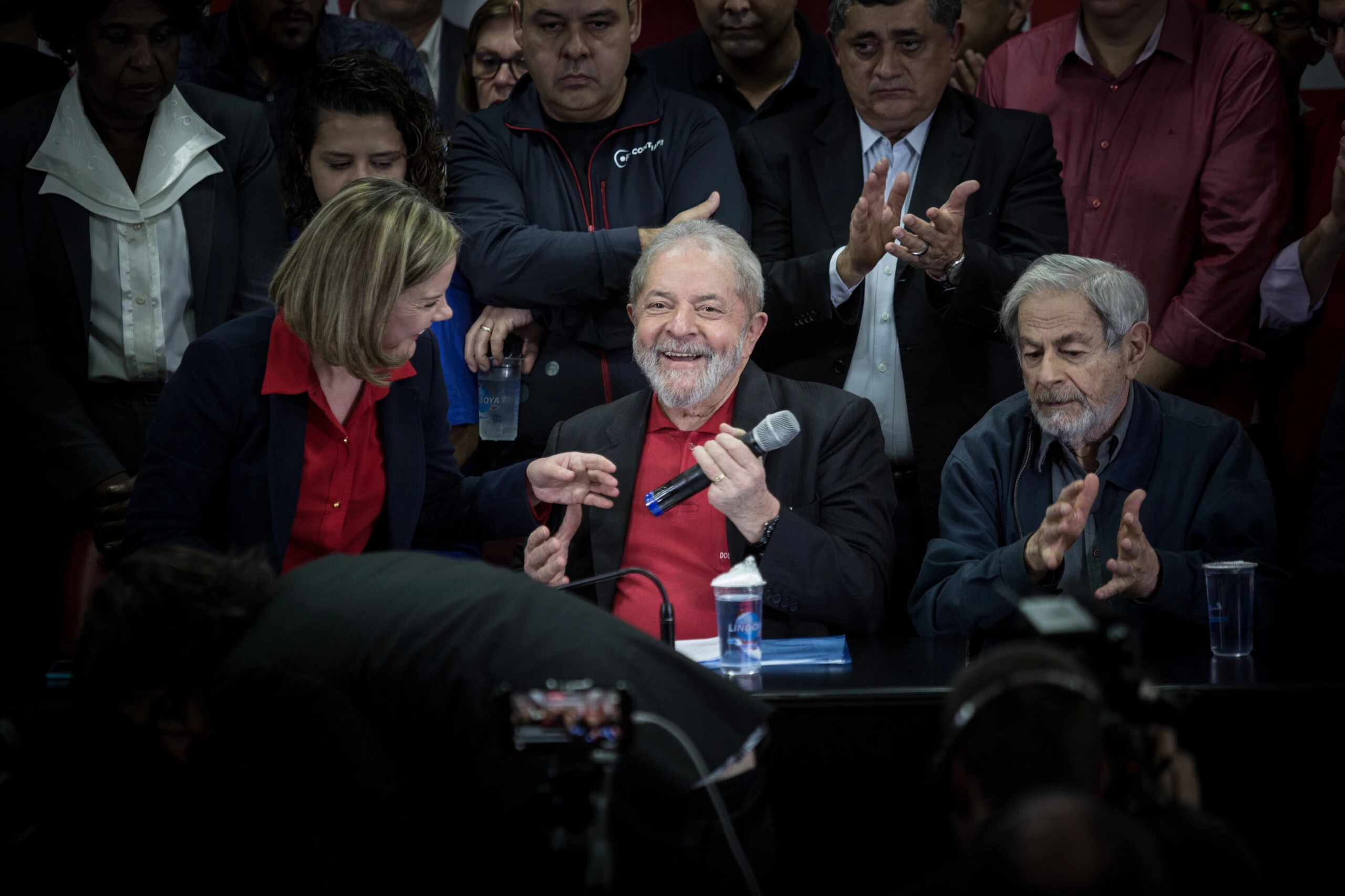 SÃO PAULO, SP, 13.07.2017: LULA-SP - O ex-presidente Luiz Inácio Lula da Silva convocou entrevista coletiva a jornalistas na sede do Partido dos Trabalhadores, em São Paulo, na manhã desta quinta (13) para falar, pela primeira vez, sobre a sua condenação a 9 anos e 6 meses de prisão pela Lava Jato. O juiz Sergio Moro, responsável pelo processo em primeira instância, sentenciou o presidente por corrupção e lavagem de dinheiro no caso do tríplex de Guarujá (SP). (Foto: Diego Padgurschi /Folhapress)