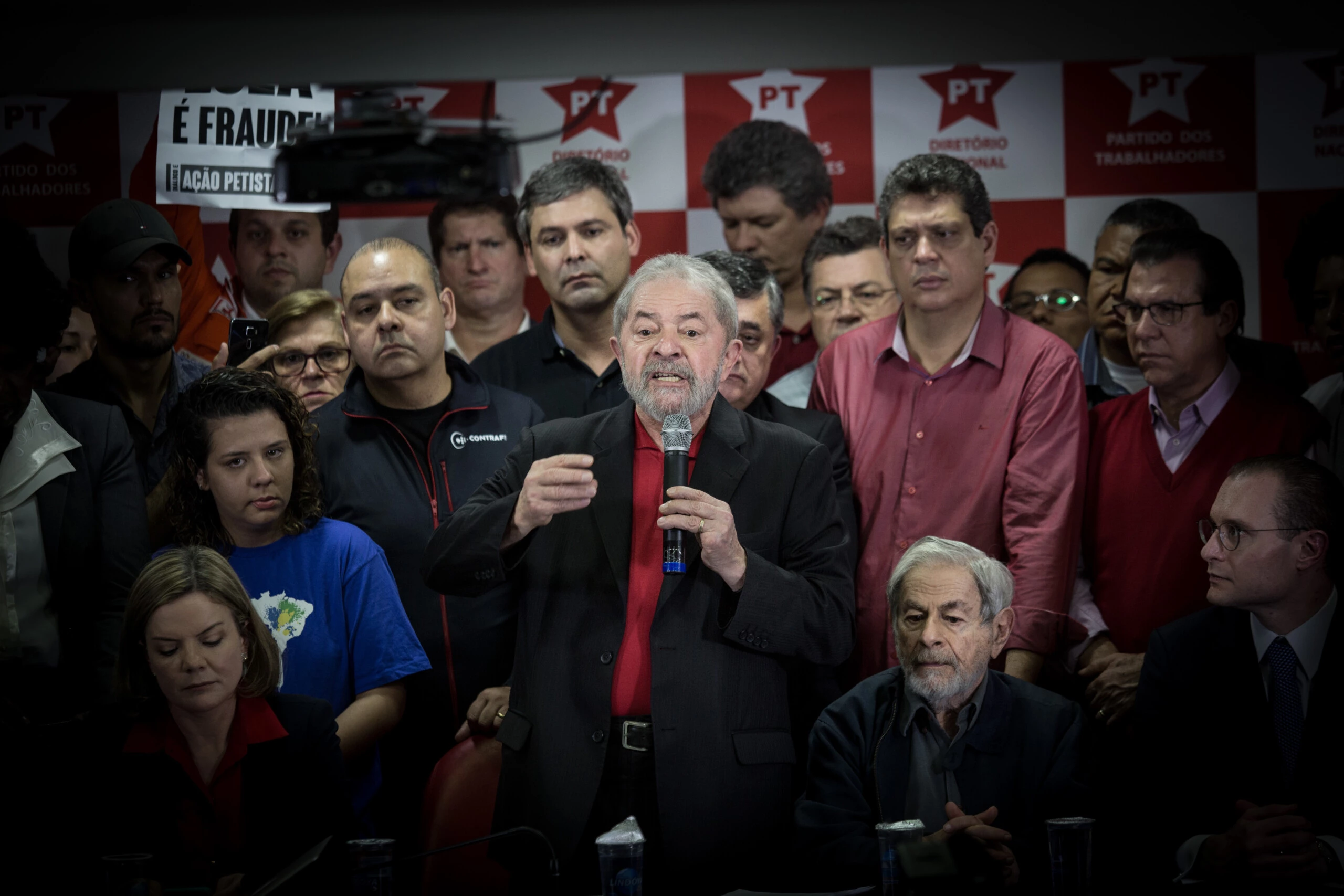 SÃO PAULO, SP, 13.07.2017: LULA-SP - O ex-presidente Luiz Inácio Lula da Silva convocou entrevista coletiva a jornalistas na sede do Partido dos Trabalhadores, em São Paulo, na manhã desta quinta (13) para falar, pela primeira vez, sobre a sua condenação a 9 anos e 6 meses de prisão pela Lava Jato. O juiz Sergio Moro, responsável pelo processo em primeira instância, sentenciou o presidente por corrupção e lavagem de dinheiro no caso do tríplex de Guarujá (SP). (Foto: Diego Padgurschi /Folhapress)