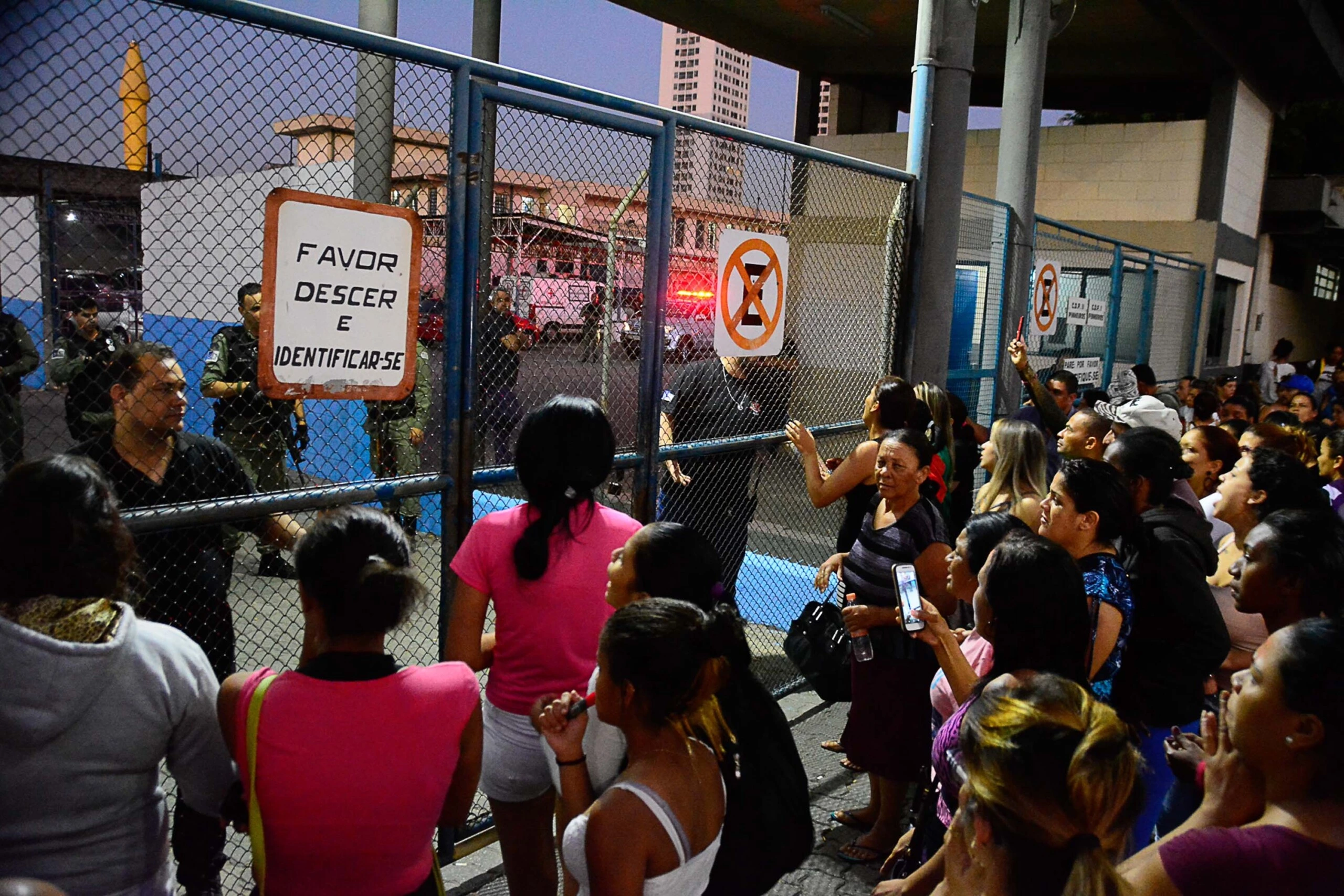 SÃO PAULO,SP,24.07.2017:PROTESTO-FAMILIARES-REBELIÃO-CADEIÃO-PINHEIROS - Protesto de familiares de detentos na frente do Centro de Detenção Provisória (CDP) de Pinheiros, zona oeste de São Paulo (SP), nesta segunda-feira (24). Detentos fizeram uma rebelião, ateando fogo em colchões e cobertas. Dos quatro pátios internos do local, três foram incendiados. Parentes bloqueiam a pista na frente do CDP e aguardam informações sobre os presos. (Foto: Ronaldo Silva/Futura Press/Folhapress)