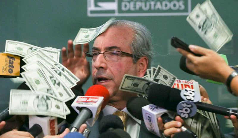 Brasília- DF 04-11-2015 Foto Lula Marques/Agência PT Presidente Eduardo Cunha recebe um pacote de Dollar no rosto, durante entrevista a imprensa no salão verde.