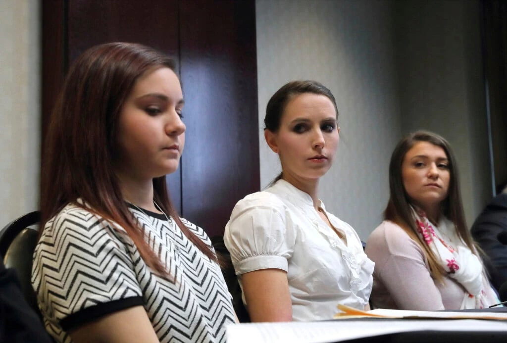 Kaylee Lorincz, da esquerda, Rachael Denhollander e Lindsey Lemke, todas as vítimas do Dr. Larry Nassar falam após uma audiência.