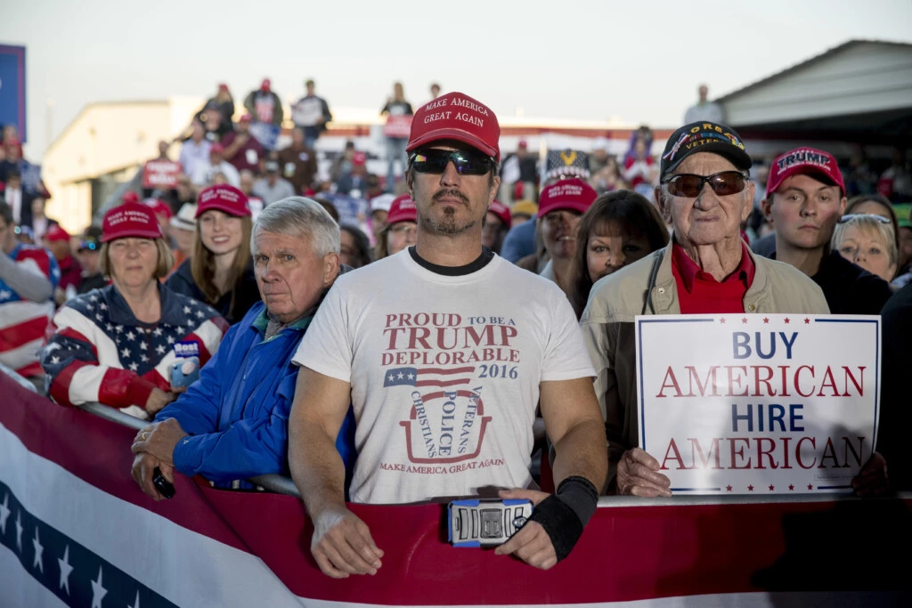 Um membro da plateia veste uma camiseta onde se lê "Orgulho de Ser um Deplorável do Trump" enquanto o presidente Donald Trump discursa em um comício em Murphysboro, Illinois, em 27 de outubro de 2018.