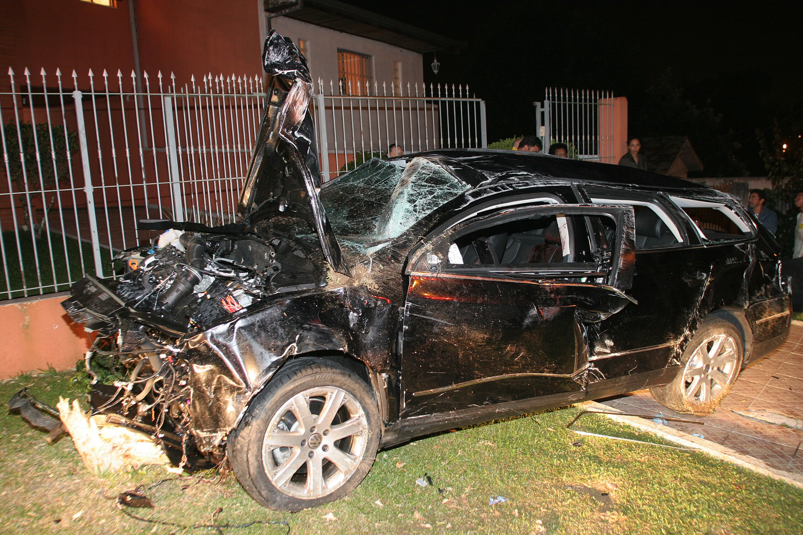 Colisão entre um veículo Honda Fit e um Passat (alemão) colidiram na rápida do Campo Comprido sentido Centro. O casal que ocupava o Honda morreu no local.