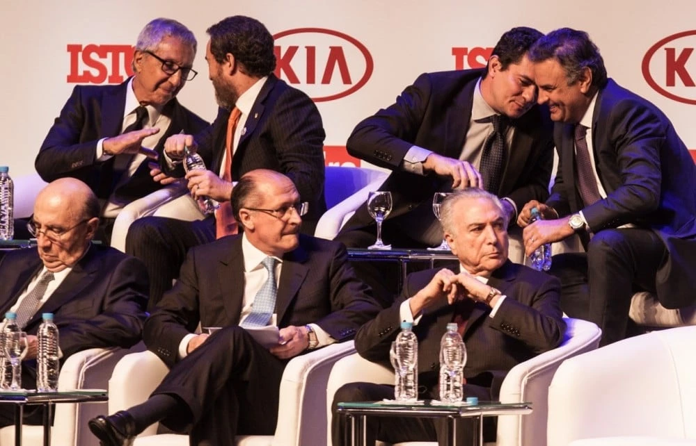 SAO PAULO, SP, BRASIL 06-12-2016: Juiz Sergio Moro ao lado de Aecio Neves (PSDB) e Michel Temer (PMDB) durante a cerimonia de entrega do premio Brasileiro do Ano, da revista Istoé, no Citibank Hall. Serão premiados, entre outros, Michel Temer (Brasileiro do Ano), Sergio Moro (Justiça), Eduardo Paes (Gestão) e João Doria (política). (Diego Padgurschi /Folhapress - PODER)