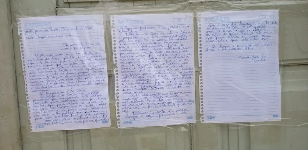 Carta escrita pela desembargadora Pini colada na porta de uma igreja de Macapá.
