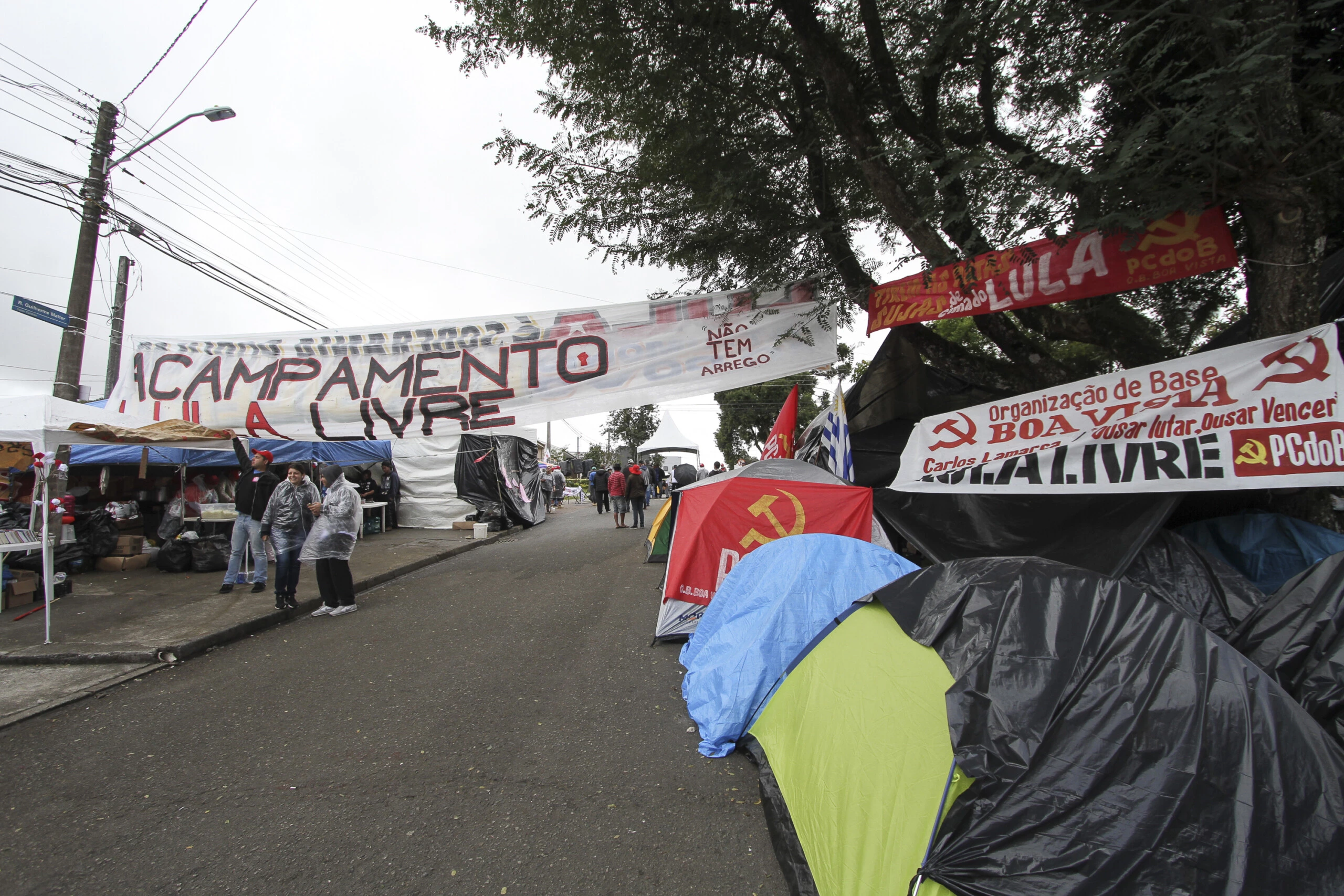 CURITBA,PR,16.04.2018:ACAMPAMENTO-MST-PF - Movimentação no acampamento do MST nas redondezas da sede da Polícia Federal, em Curitiba (PR), nesta segunda-feira (16). Os manifestantes estão se revezando no local desde a prisão do ex-presidente Luiz Inácio Lula da Silva no último dia 07. (Foto: Rodrigo Félix Leal/Futura Press/Folhapress)