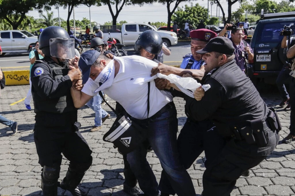 Um nicaraguense é preso pela tropa de choque durante protesto contra o governo Ortega, em Manágua, Nicarágua, em 14 de outubro de 2018.