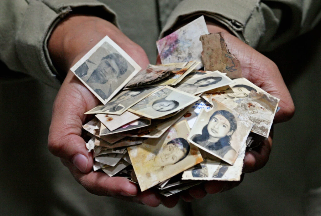 A Fundação de Antropologia Forense da Guatemala examina sacolas de fotografias soltas dos arquivos da polícia nacional em 27 de julho de 2006, estudando as atrocidades cometidas pela polícia e os assassinatos cometidos durante os 30 anos de guerra civil na Guatemala.