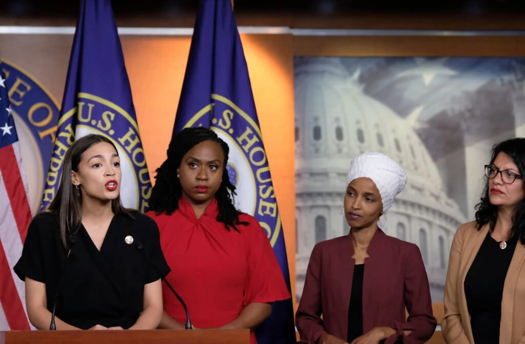 As congressistas dos EUA Alexandria Ocasio-Cortez, Ayanna Pressley, Ilhan Omar e Rashida Tlaib falam durante coletiva de imprensa no Capitólio, em 15 de julho de 2019, em Washington, D.C.