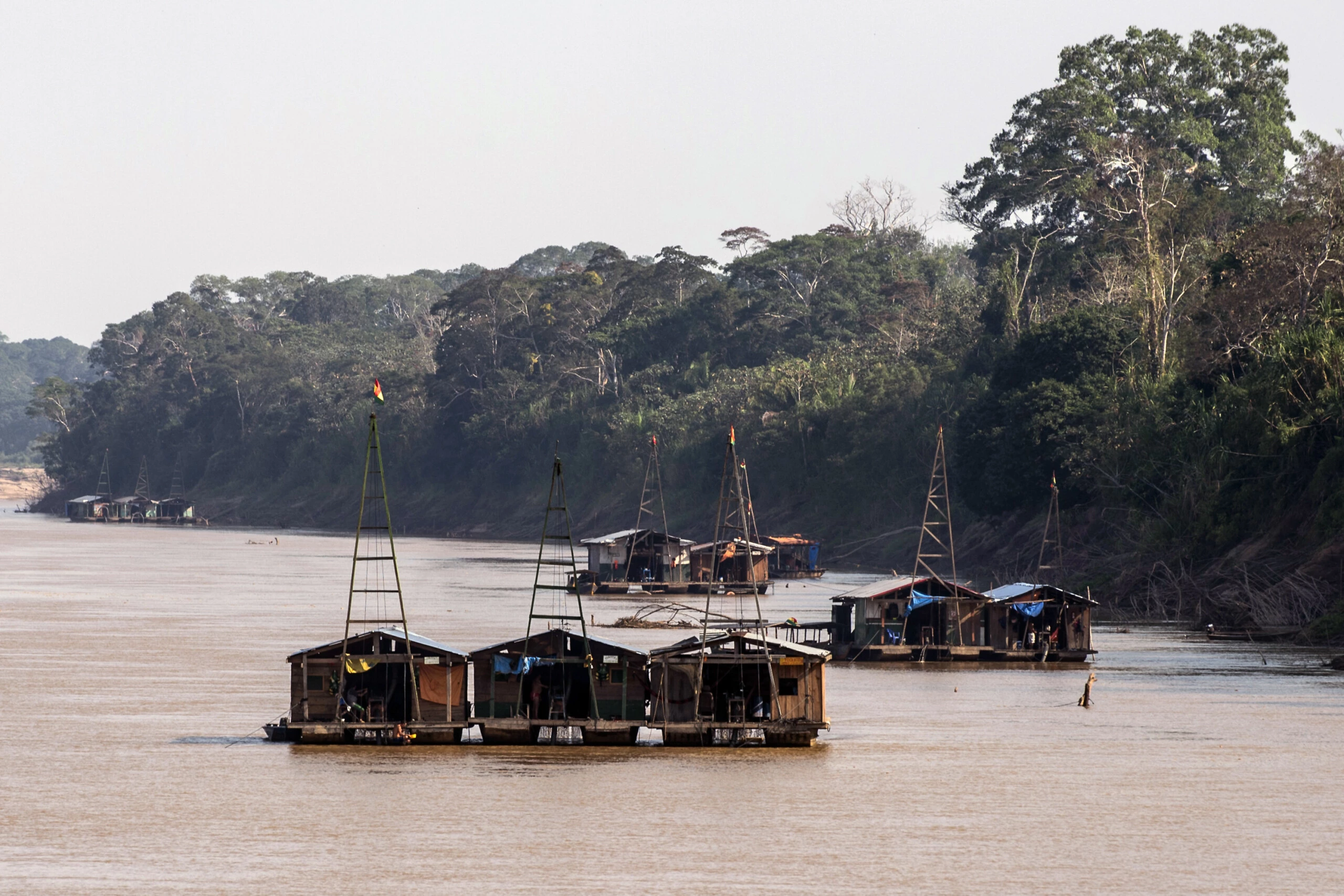 Dragas no rio Madre de Dios, no território indígena de Tacana, perto de La Paz, na Bolívia, em 31 de agosto de 2019.