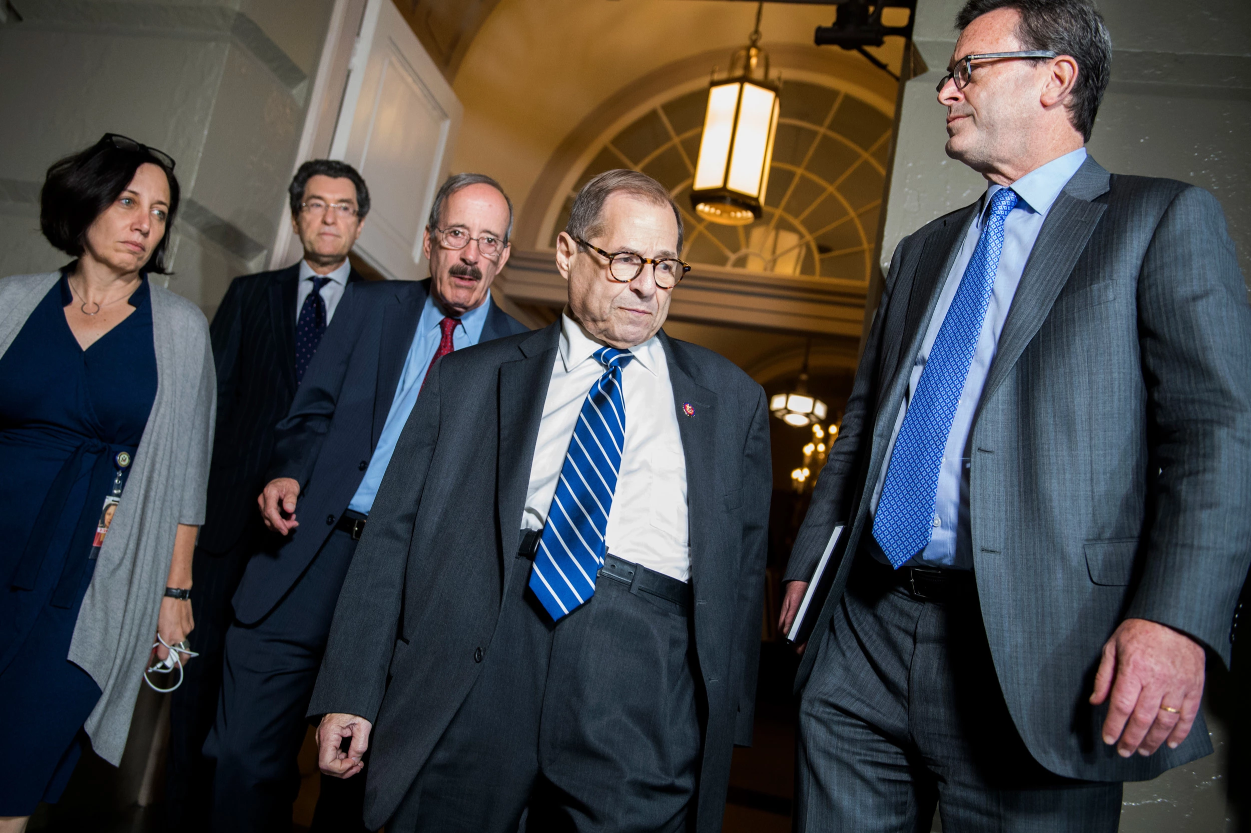 O presidente do judiciário da Câmara, Jerry Nadler, ao centro, e o presidente de relações exteriores, Eliot Engel, à direita, chegam para uma reunião no Capitólio com a bancada democrata da Casa a respeito de um processo de impeachment do presidente Trump em 24 de setembro de 2019.