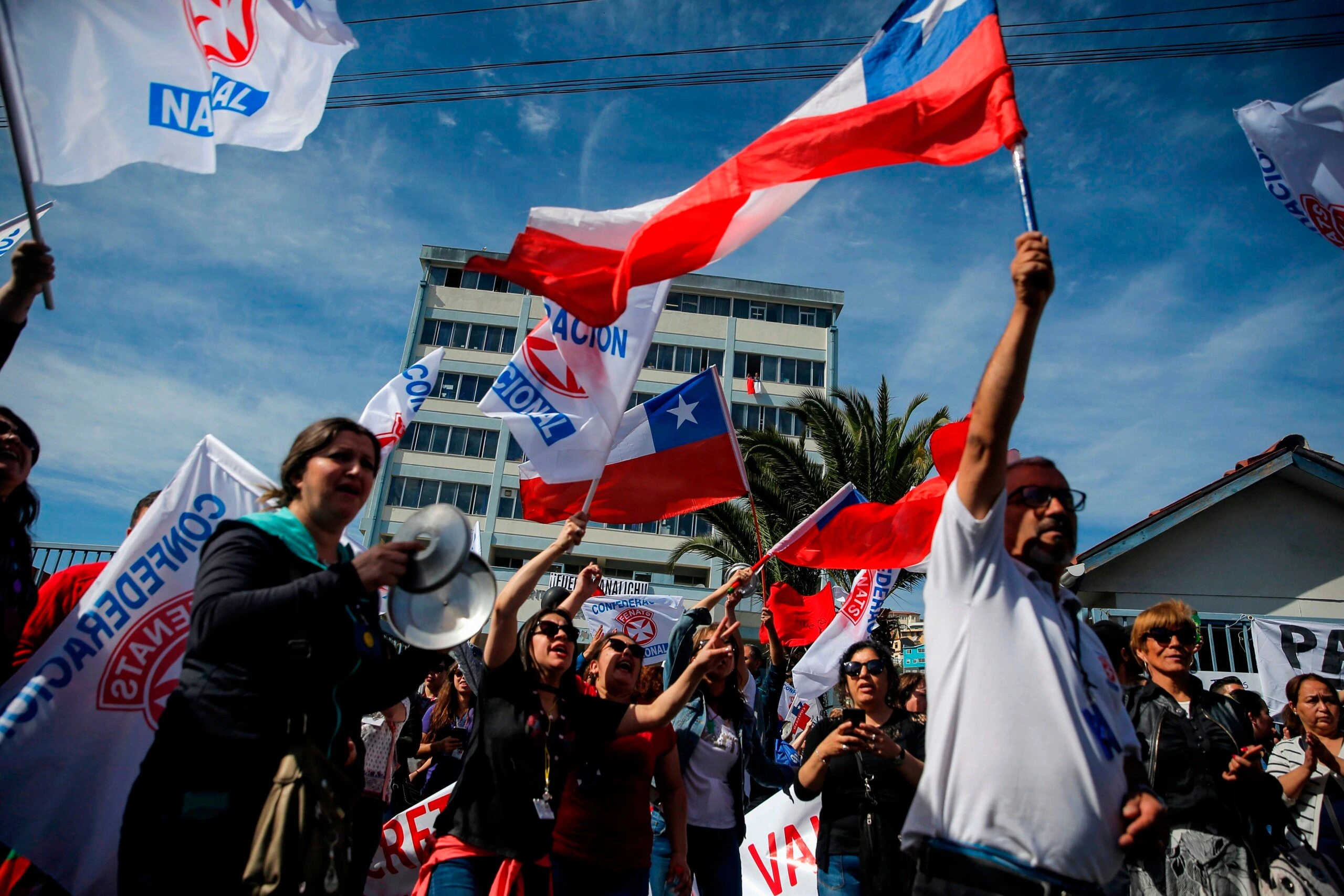 Manifestantes protestam nos arredores do hospital Carlos Van Buren Hospital em Valparaiso, Chile.