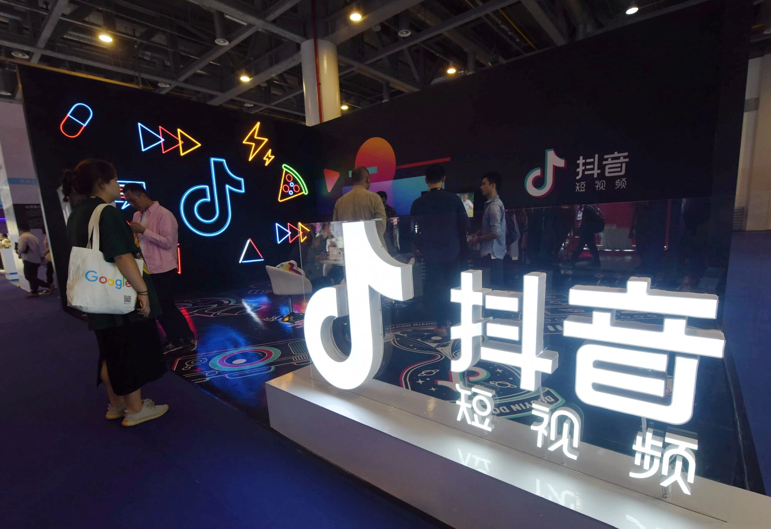 O TikTok pertence à empresa chinesa ByteDance, sediada em Pequim. Fundada em 2012, a empresa foi investigada pelo governo americano por supostamente trabalhar a serviço do governo chinês.