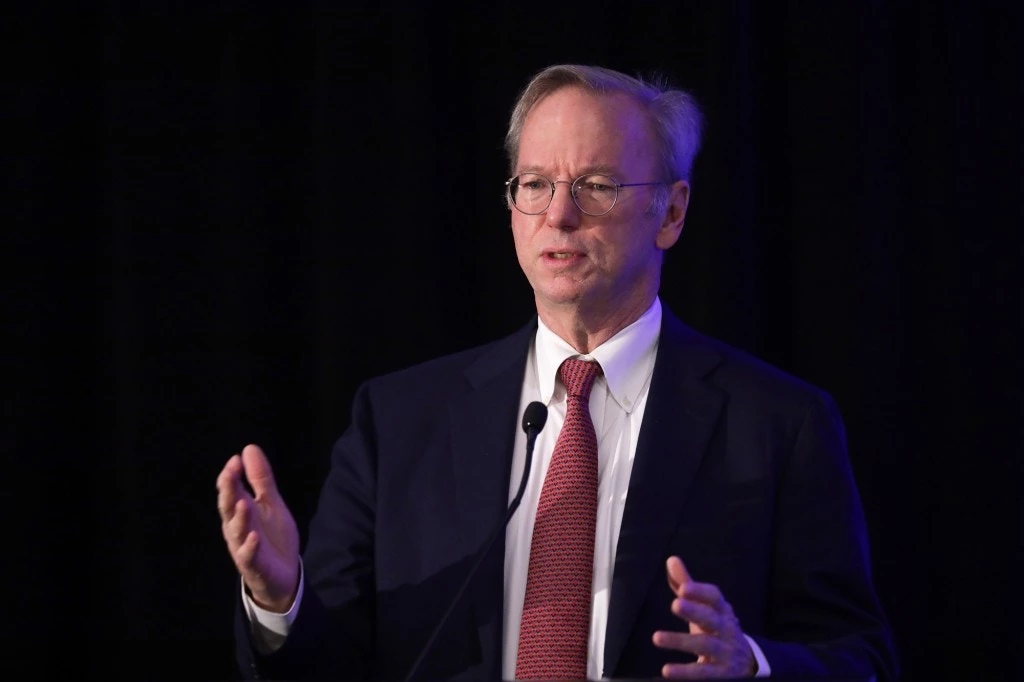 Eric Schmidt, presidente executivo da Alphabet Inc., a empresa controladora do Google, fala durante uma conferência da Comissão de Segurança Nacional para Inteligência Artificial em 5 de novembro de 2019, em Washington, DC.