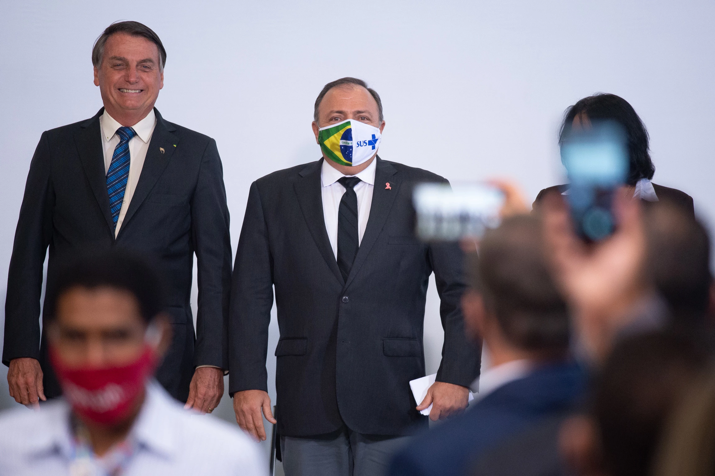 BRASILIA, BRAZIL - OCTOBER 14: Jair Bolsonaro, President of Brazil, smiles and Health Minister, Eduardo Pazuello poses during the launching of Programa Genomas Brazil amidst the coronavirus (COVID-19) pandemic at the Planalto Palace on Octuber 14, 2020 in Brasilia. Brazil has over 5.140,000 confirmed positive cases of Coronavirus and has over 151,747 deaths. (Photo by Andressa Anholete/Getty Images)