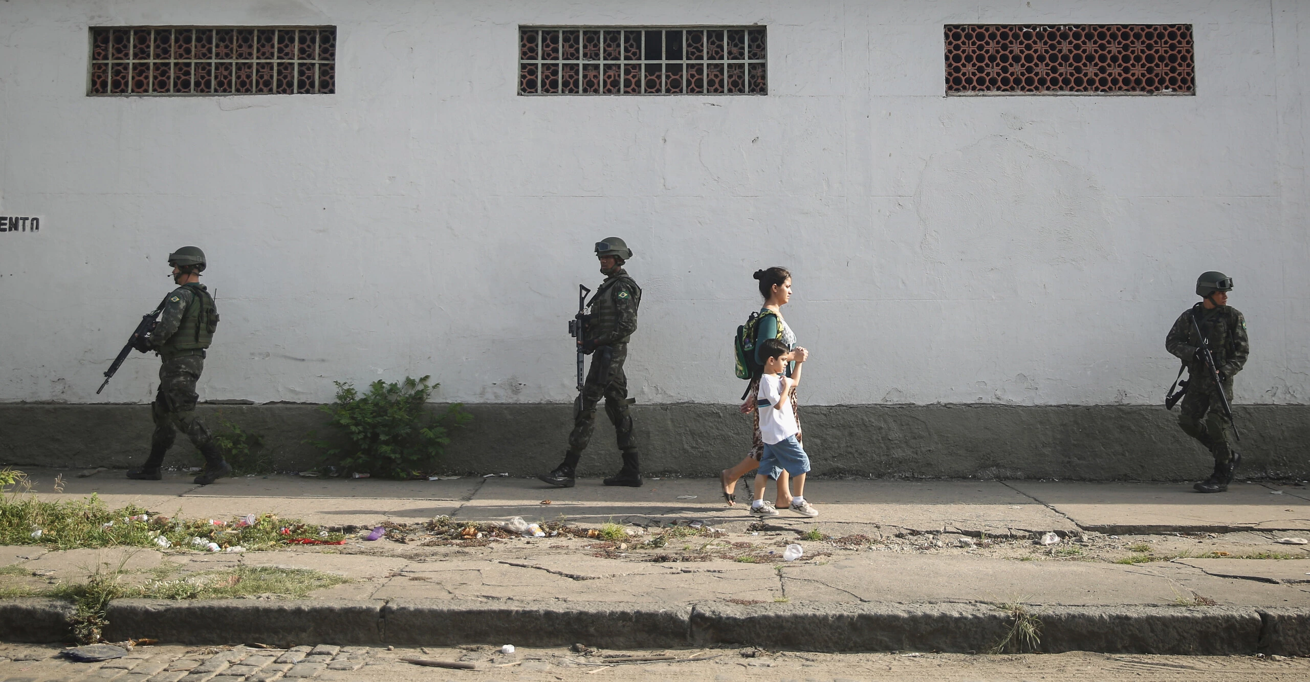 Patrulha policial no Complexo da Maré, Rio de Janeiro.