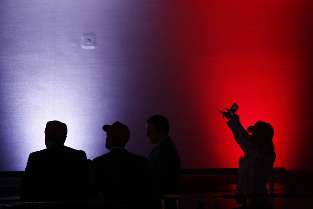 Silhuetas de participantes durante uma festa comemorando a eleição do candidato Republicano à presidência, Donald Trump, no hotel Hilton Midtown, em Nova York, na noite de 8 de novembro de 2016.