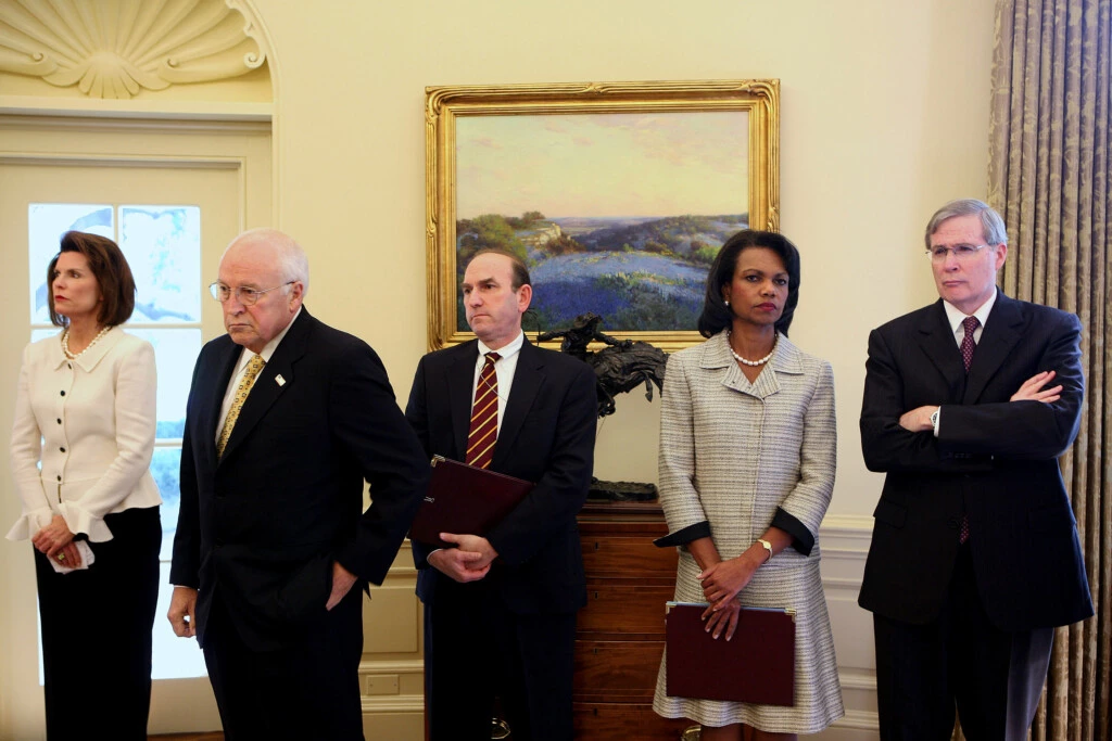 Nancy Brinker, Dick Cheney, Elliott Abrams, Condoleezza Rice e Stephen Hadley no salão oval enquanto o então presidente George W. Bush se reúne com o líder do parlamento libanês em 4 de outubro de 2007.
